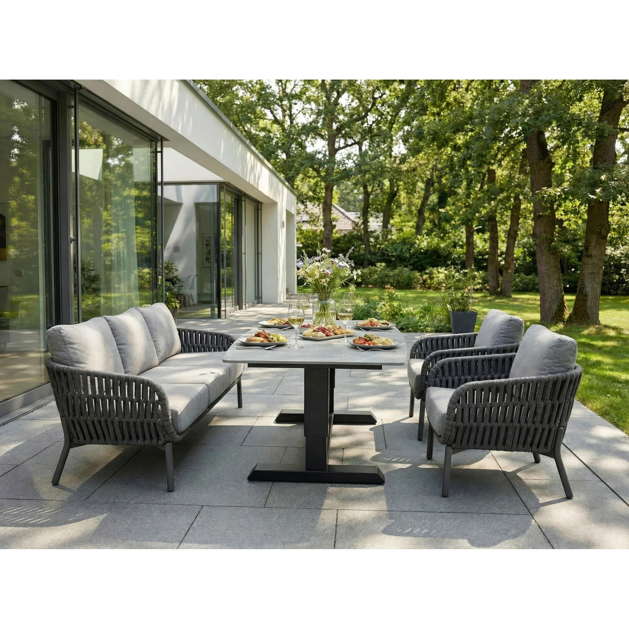Gartenstuhl mit Tisch und weiteren Sitzmöbeln auf einer Terrasse im Außenbereich
