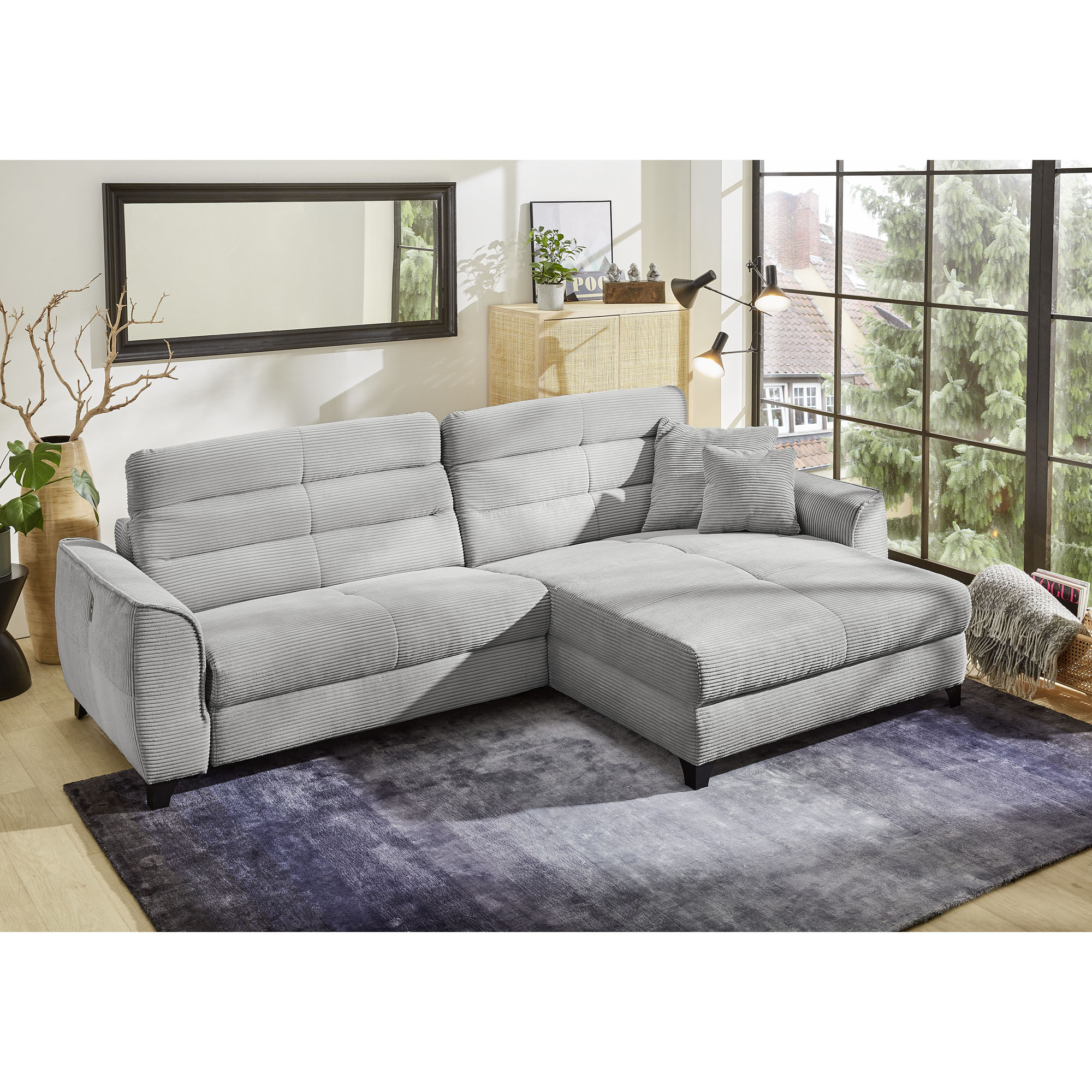 Hellgraues Cord-Ecksofa mit individuell verstellbaren Kopfteilen.