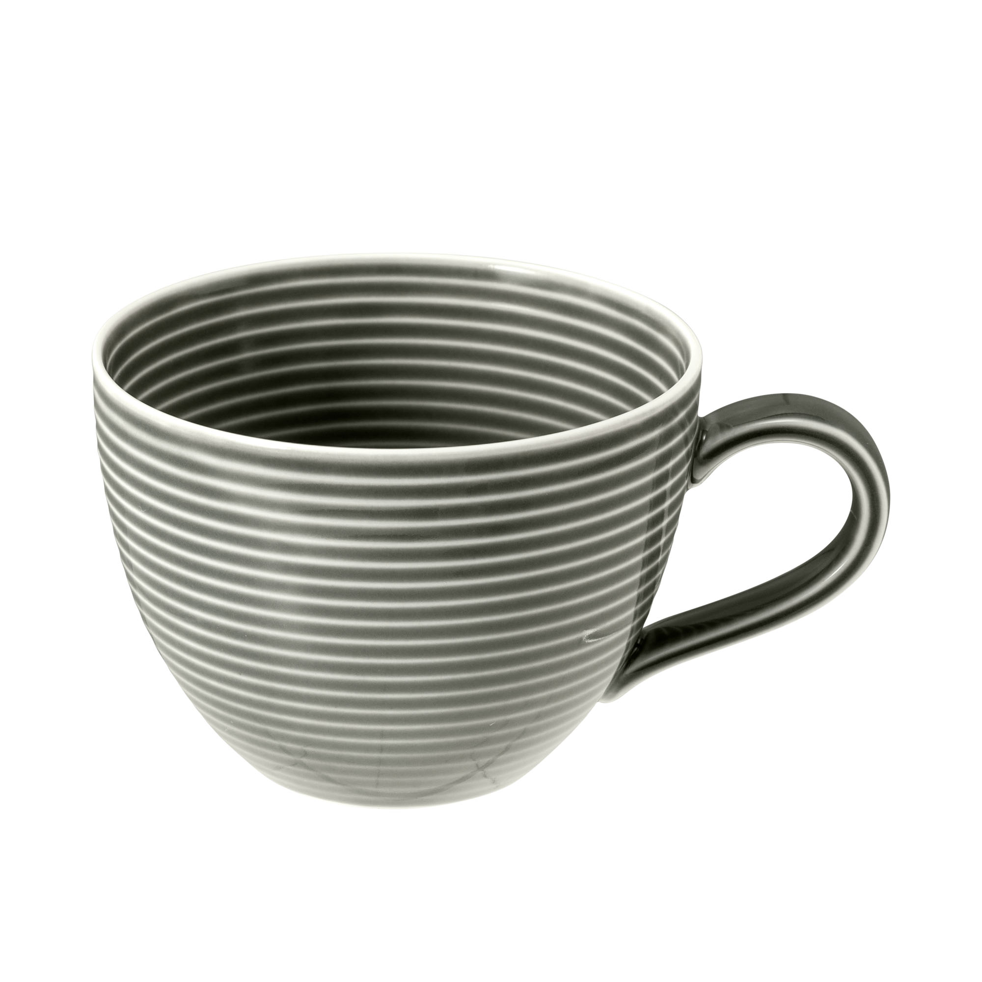 Tasse in Dunkelgrau. bauchig mit waagerechter Rillenstruktur und Henkel. Ansicht: schräge Ansicht mit Henkel.
