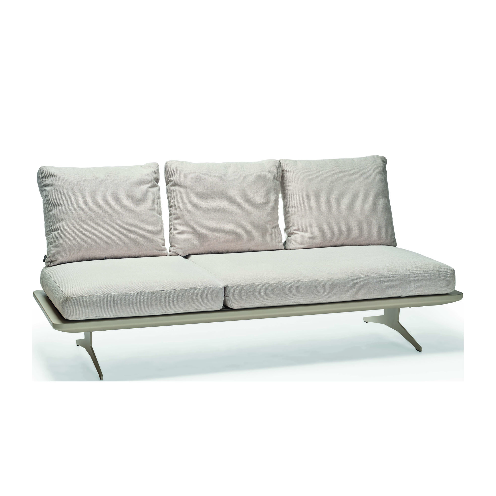 Dreisitziges Outdoor Sofa mit gepolsterten Sitz und Rückenkissen, freistehend vor weißem Hintergrund.