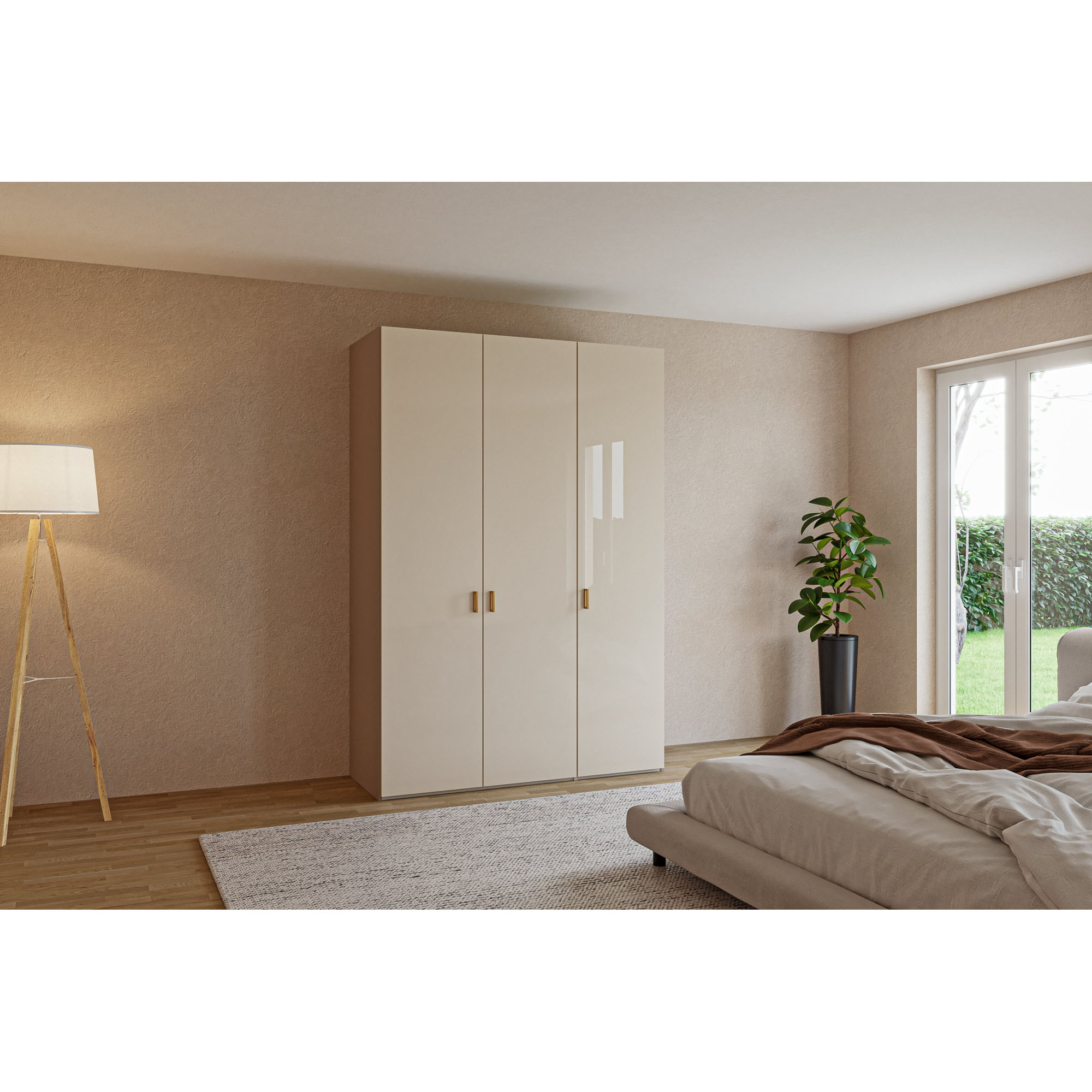 dreitüriger Kleiderschrank freistehend an der Wand in einem modern eingerichteten Schlafzimmer