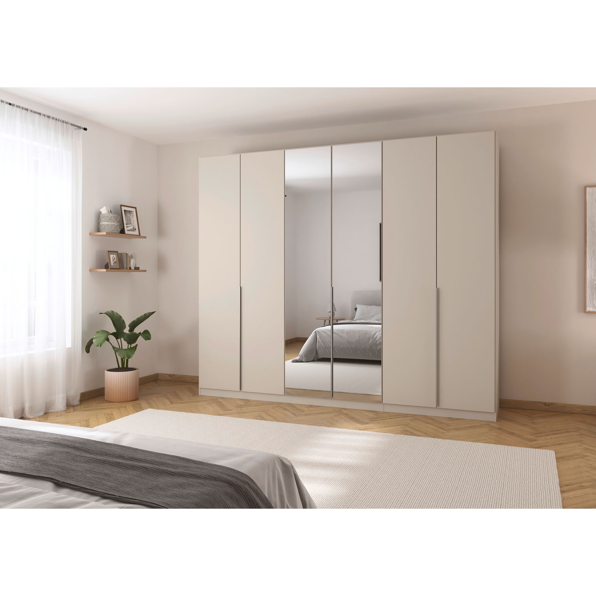 Champagnerfarbener Kleiderschrank mit Spiegeltüren in einem hellen Schlafzimmer mit Holzfußboden und moderner Einrichtung