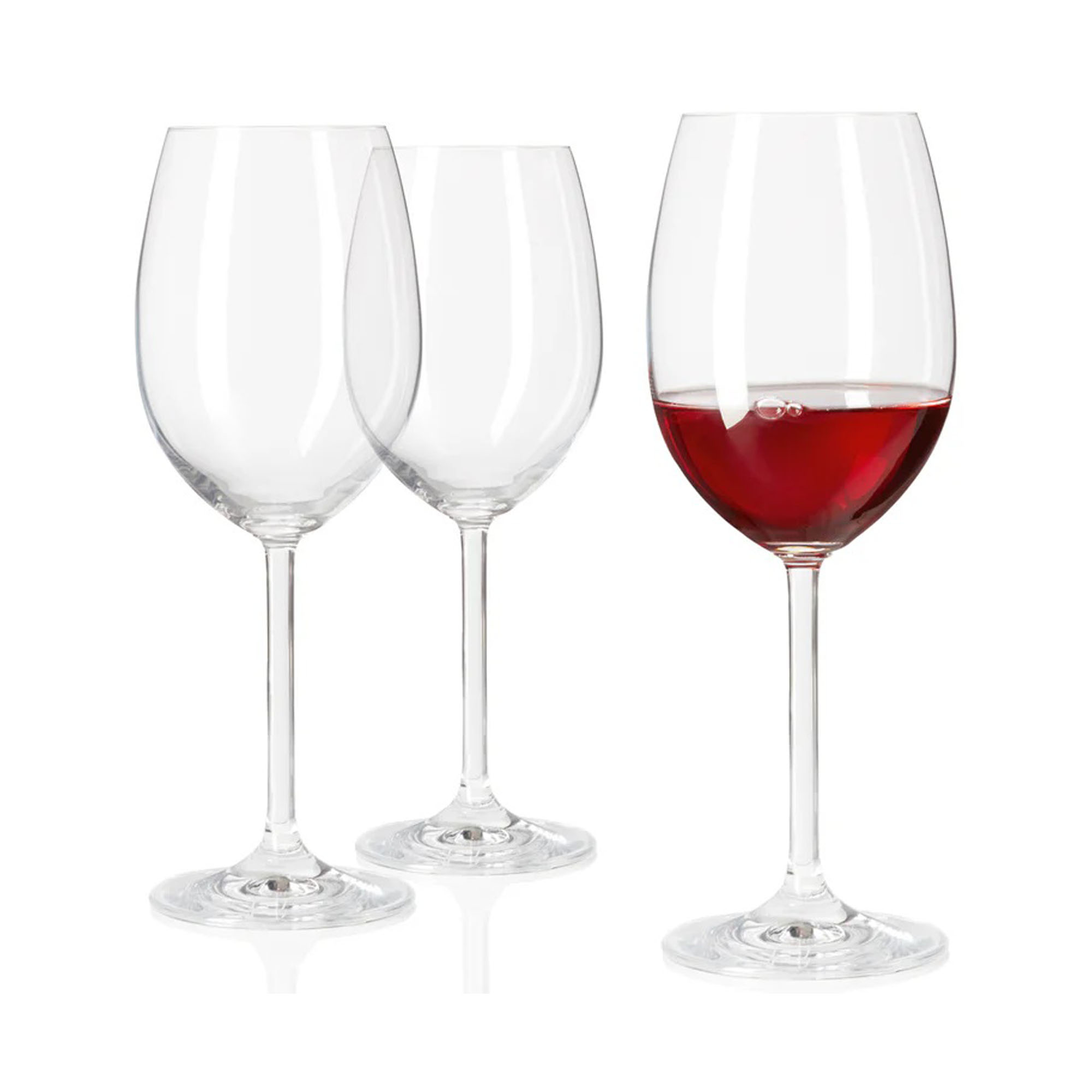 Drei Weingläser aus klarem Glas nebeneinander davon eines mit rotem Wein gefüllt