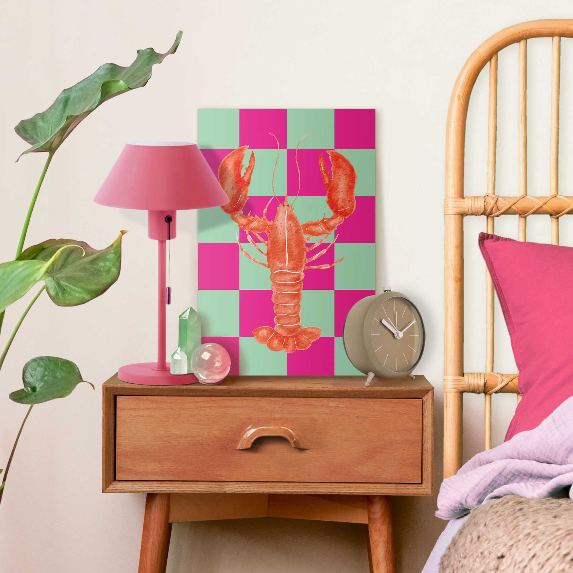 Das Wandbild „Lobster Checkers“ in Orange, 20 × 30 cm, hängt in einem eingerichteten Wohnraum und zeigt die Größenwirkung an der Wand.