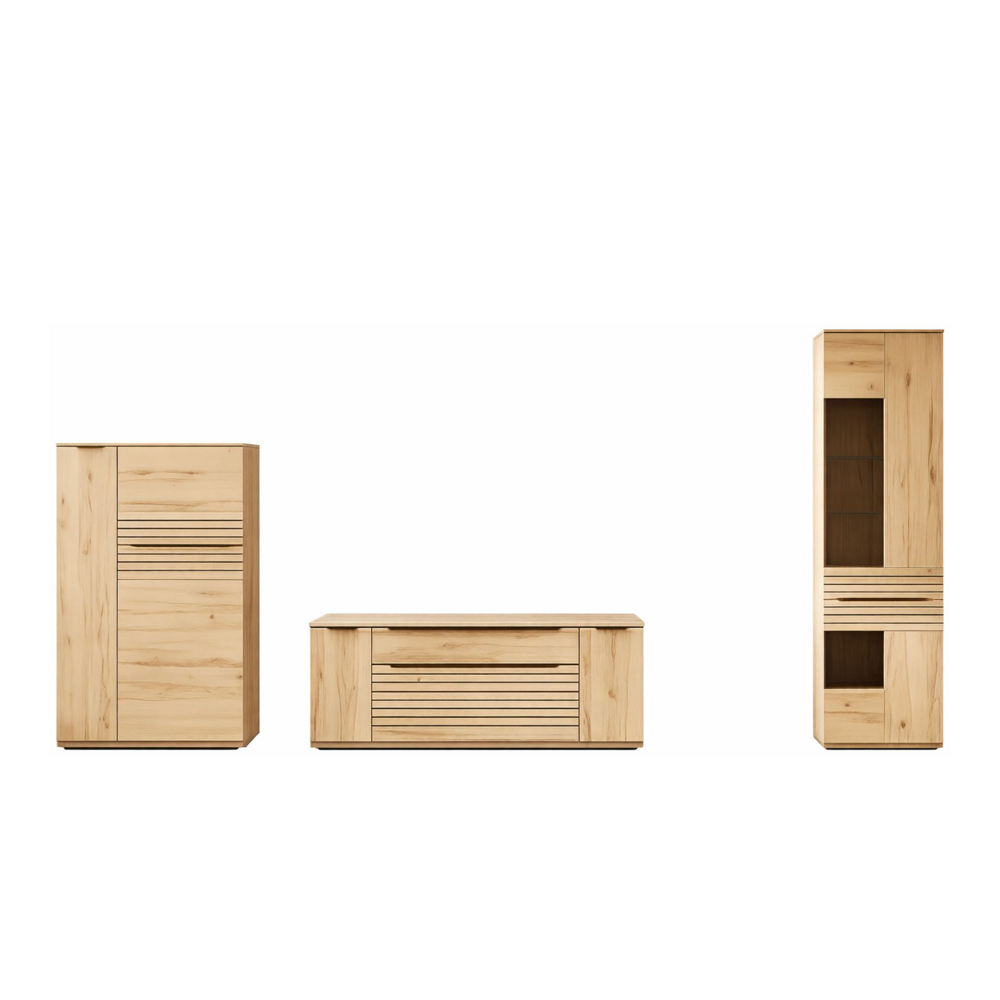 Interliving 2032 Wohnkombination mit Highboard Lowboard und Vitrine in heller Holzoptik vor weißem Hintergrund