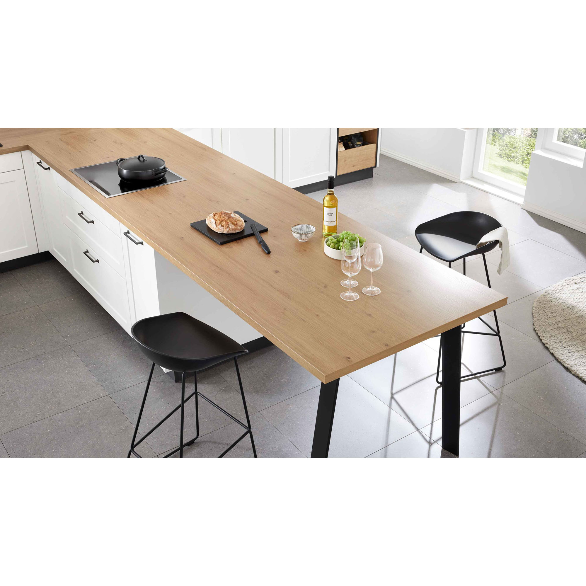 Küchenarbeitsplatte aus Holz mit Kochfeld und Sitzbereich mit zwei Hockern