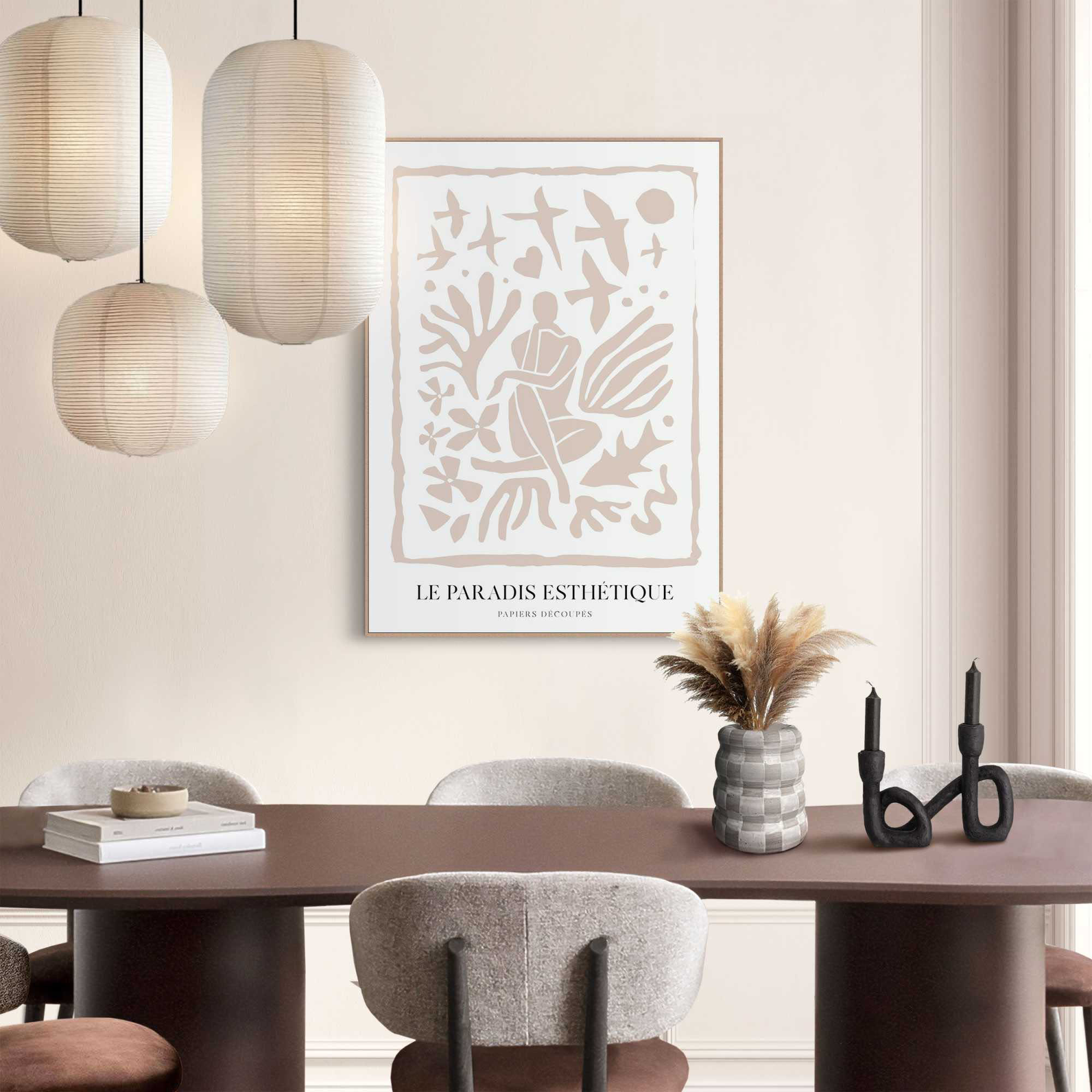 Das Wandbild „Papiers Decoupes“ in Beige, 50 × 70 cm, hängt in einem eingerichteten Wohnraum und zeigt die Größenwirkung an der Wand.
