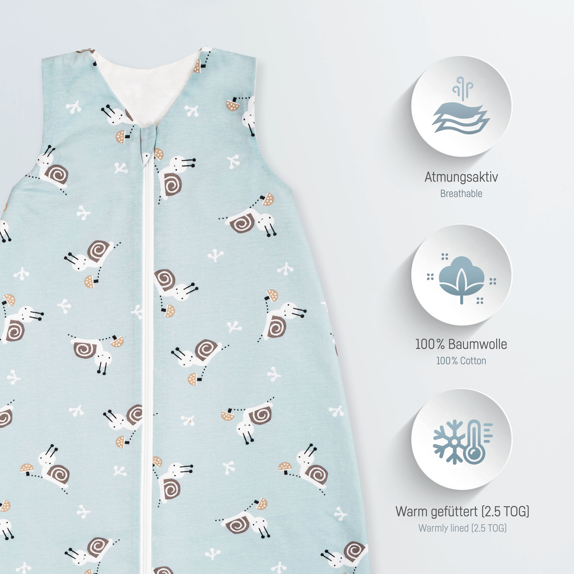 Nahaufnahme des hellblauen Babyschlafsacks mit Tiermotiv und Informationen zu Material und Atmungsaktivität