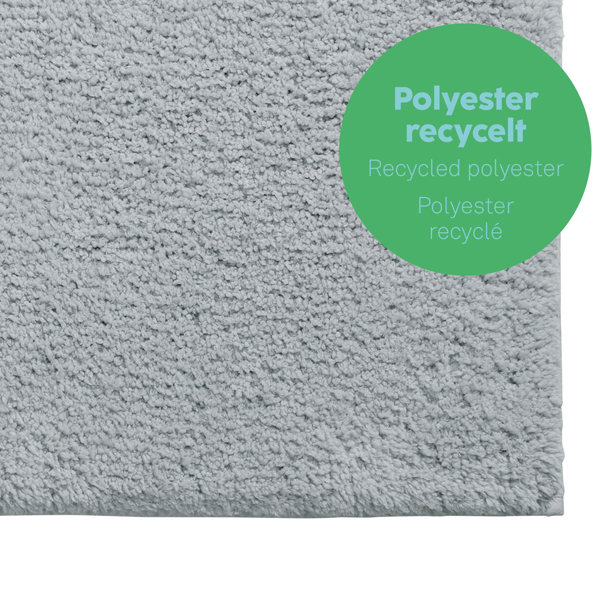 Detailansicht einer grauen Maja-Badematte mit Strukturflor und grünem Hinweis auf recyceltes Polyester.