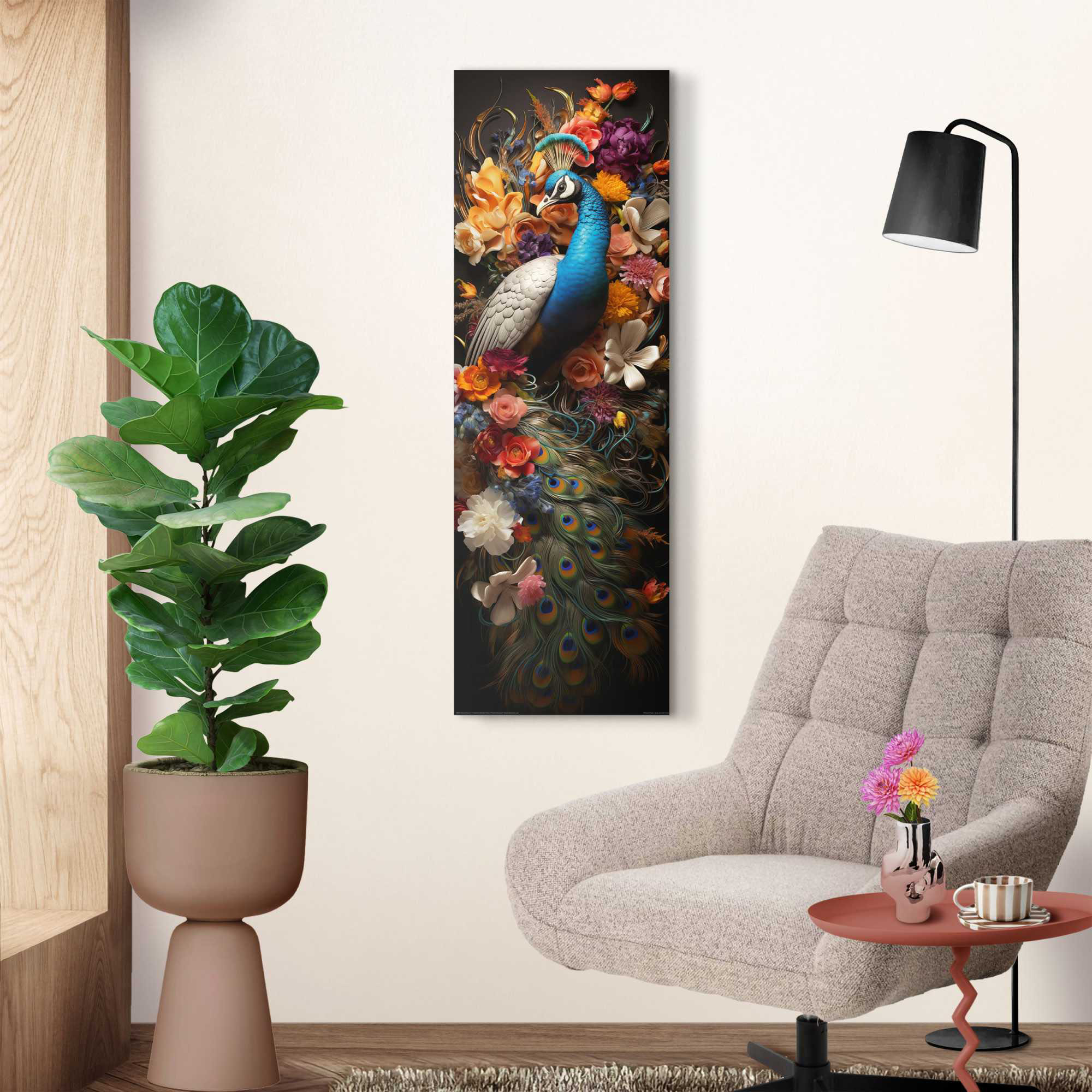 Das Wandbild „Colourful Peacock“ in Mehrfarbig, 30 × 90 cm, hängt in einem eingerichteten Wohnraum und zeigt die Größenwirkung an der Wand.