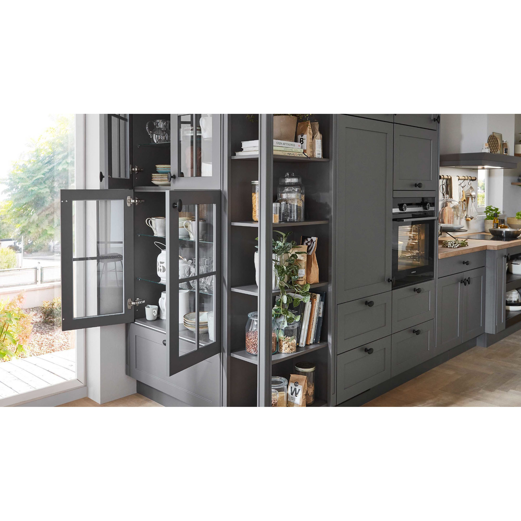 Küchenvitrine mit geöffneten Glastüren und seitlichen offenen Regalfächern