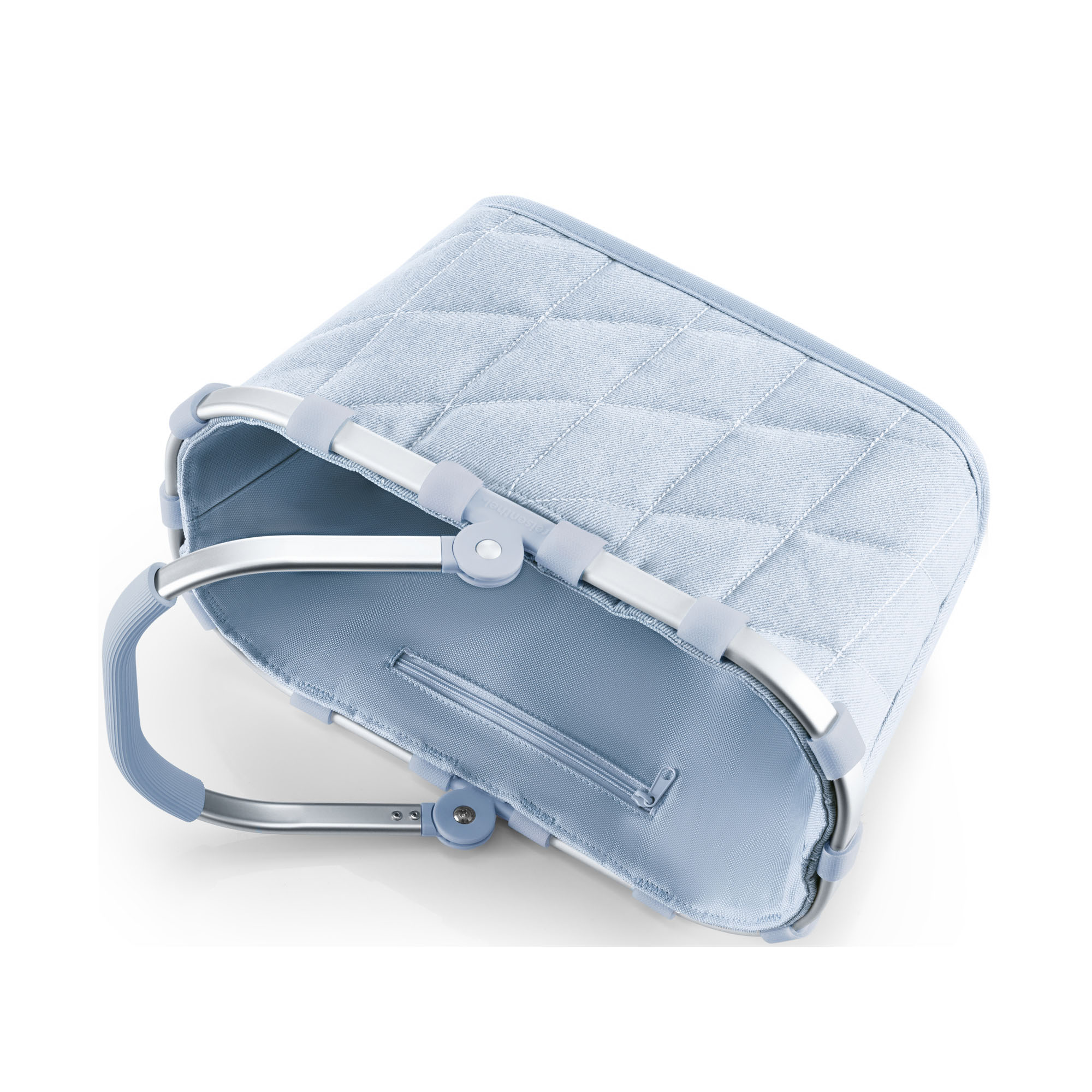 Reisenthel carrybag XS in rhombus denim in schräger Draufsicht mit sichtbarer Korböffnung und umgelegtem Tragegriff