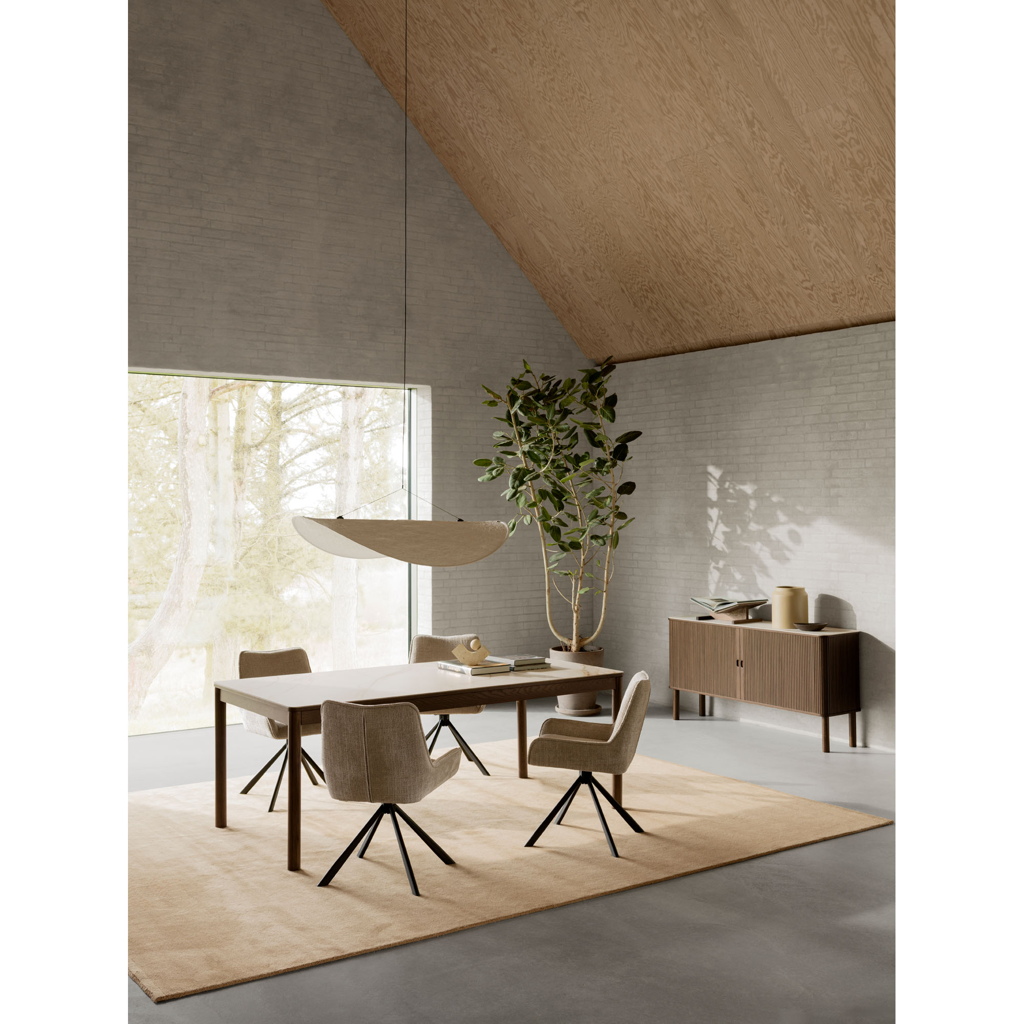 Beige Esszimmerstühle mit schwarzem Gestell stehen an einem Esstisch in einem modern eingerichteten Wohnbereich