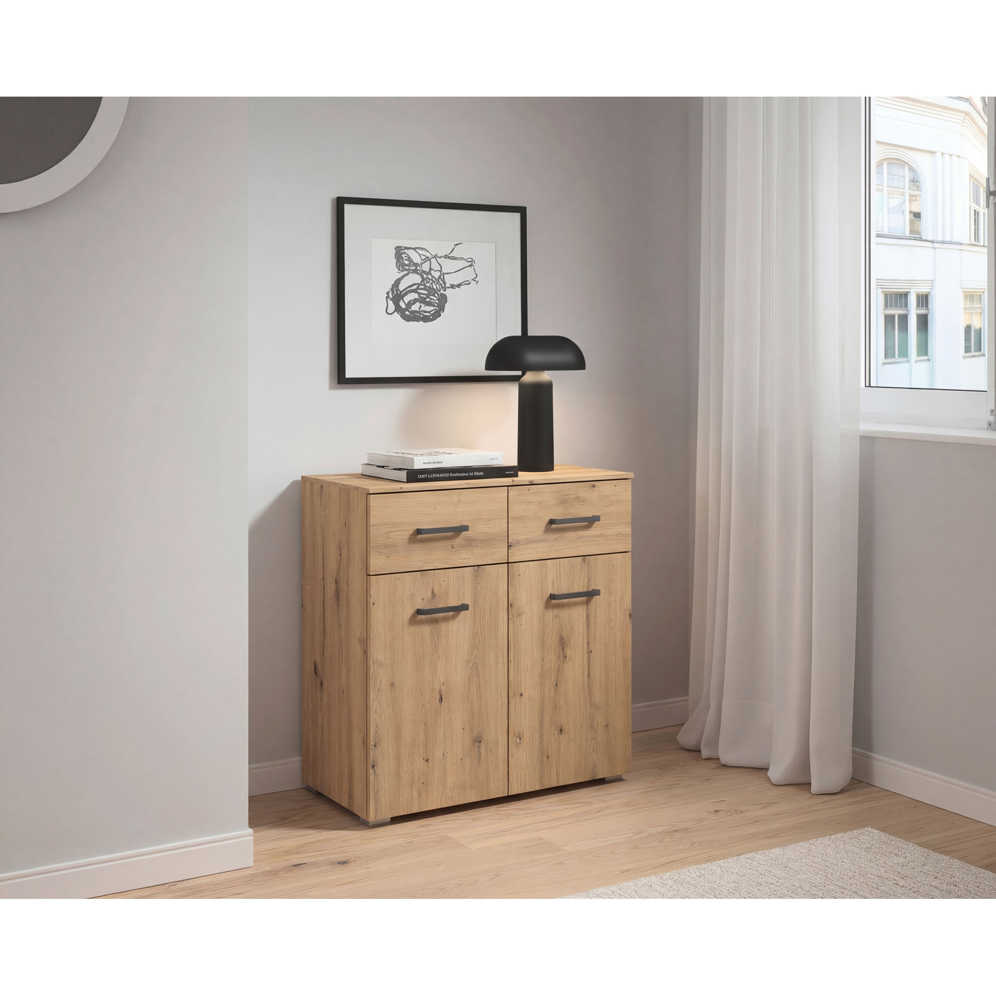 Sideboard in Eiche Optik mit Türen und Schubladen dekoriert im modernen Wohnraum mit Lampe und Bild