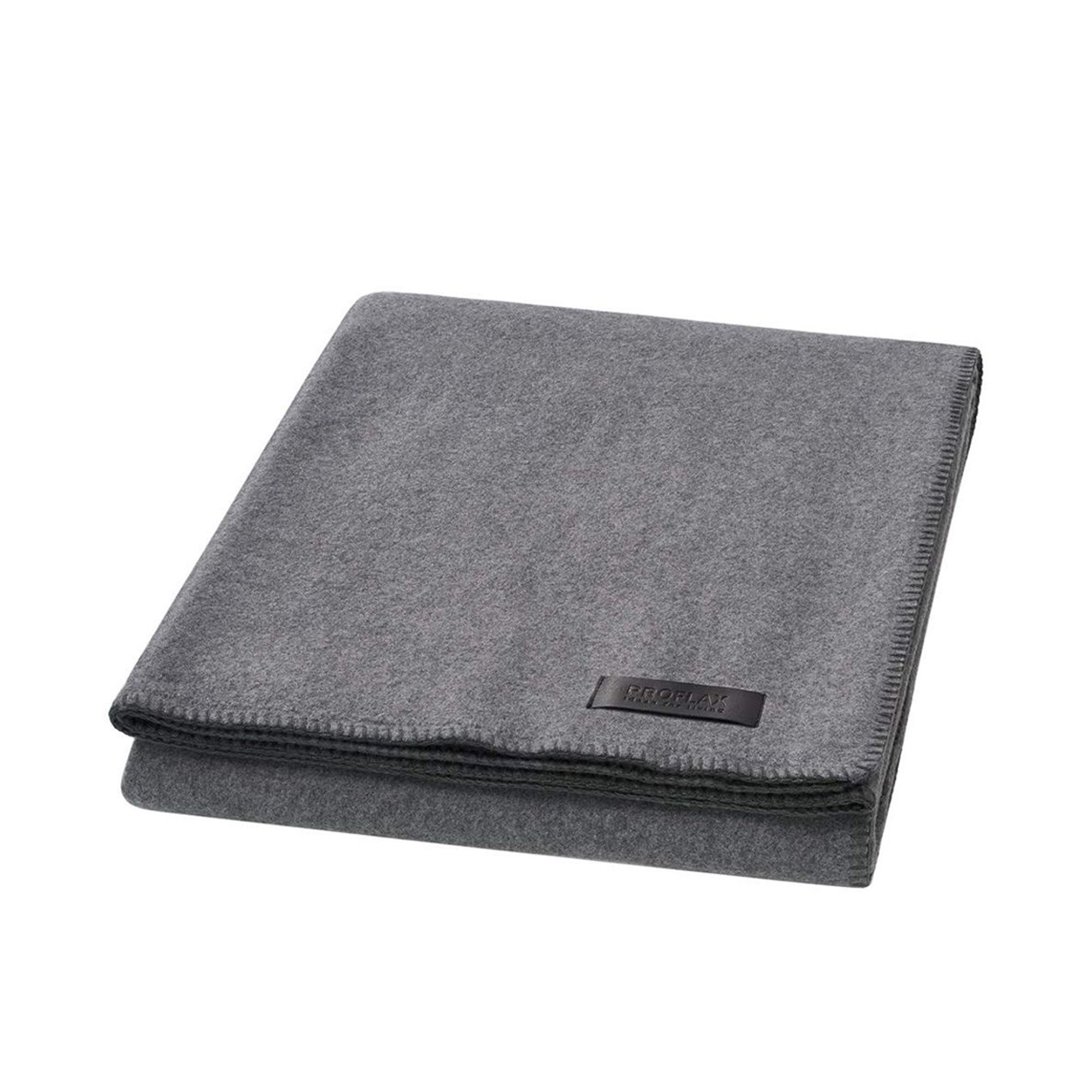 Decke Proflax Fleece in Grau, 160 × 200 cm, sauber gefaltet mit sichtbarer Ziernaht am Rand und kleinem Textillabel.