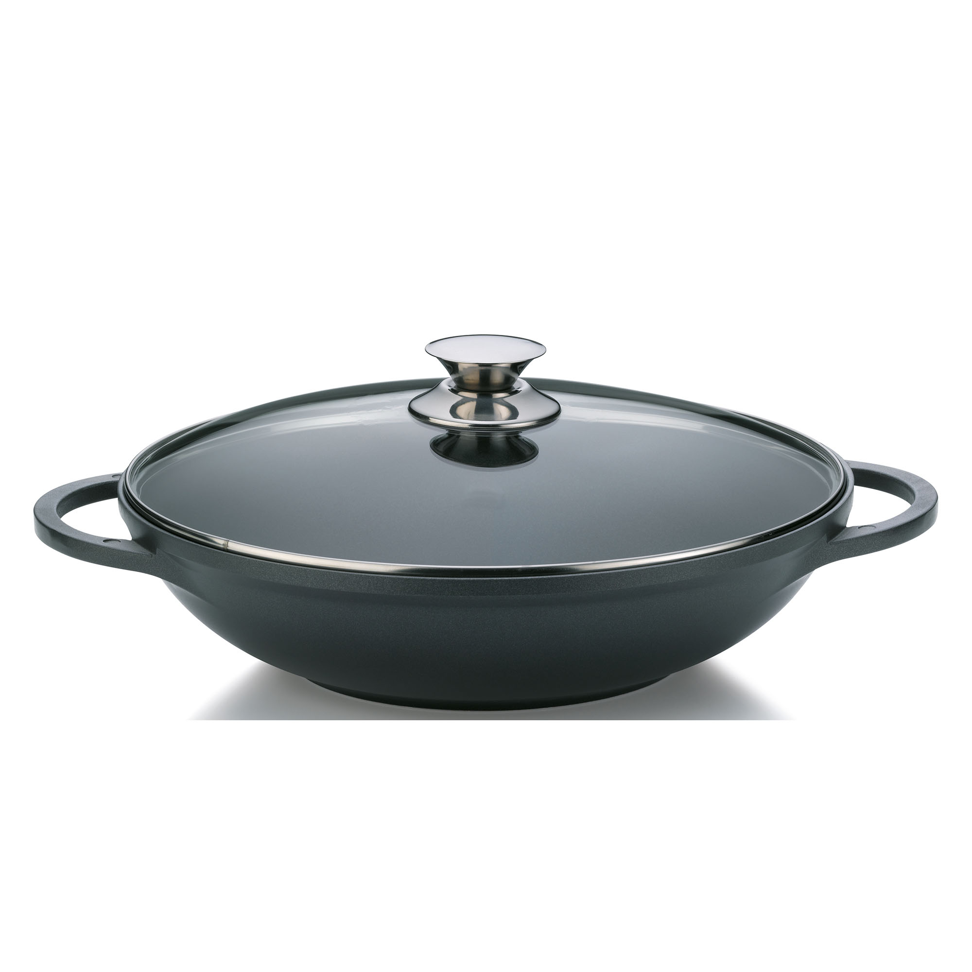 Schwarzer Wok mit zwei seitlichen Griffen und Glasdeckel vor hellem Hintergrund