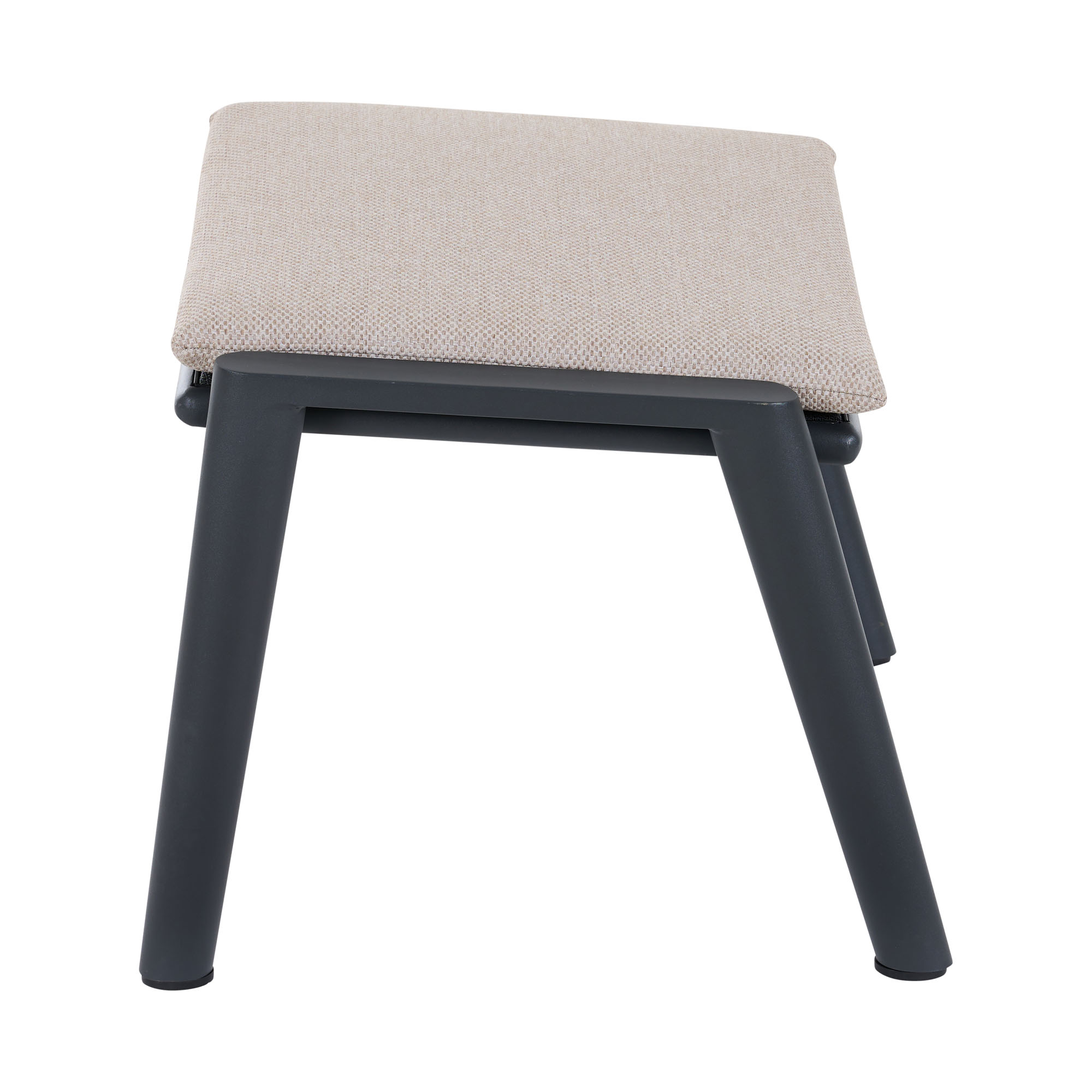 Leicht schräge Ansicht eines Hockers mit hellbeigem Sitzpolster auf dunklem Aluminiumgestell, minimalistisches Design.