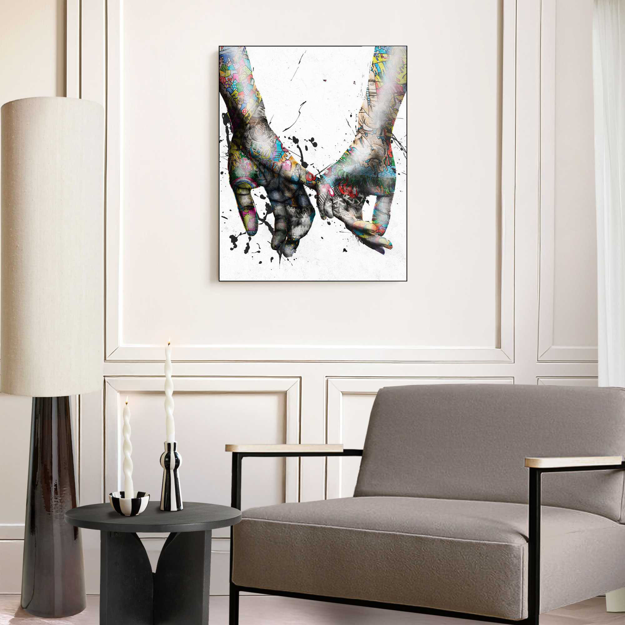 Das Wandbild „Pinkies Colour“ in Mehrfarbig, 40 × 50 cm, hängt in einem eingerichteten Wohnraum und zeigt die Größenwirkung an der Wand.