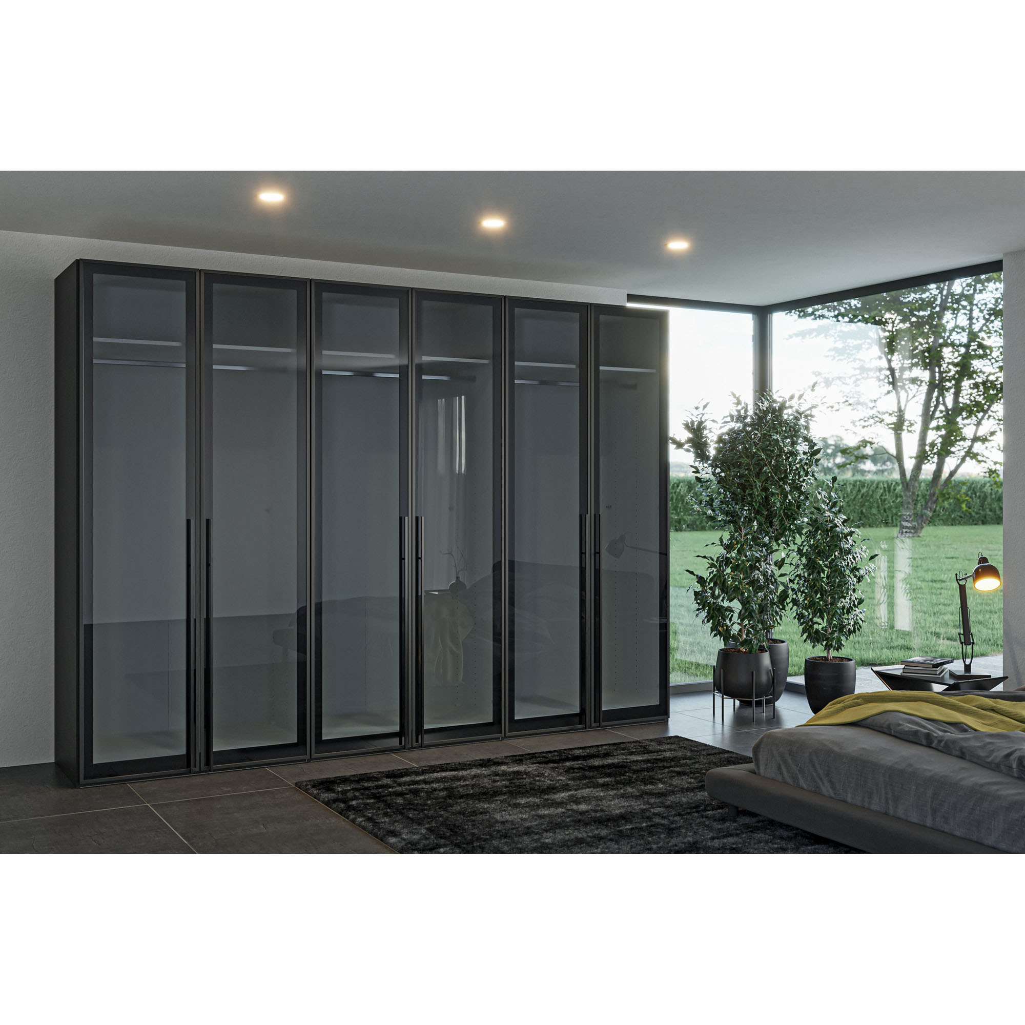 Großer Drehtürenschrank mit Glasfronten in einem modern eingerichteten Schlafzimmer