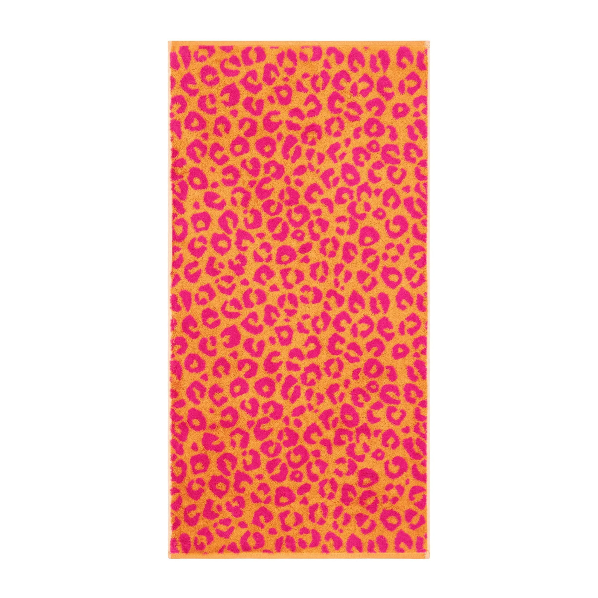 Handtuch in der Farbe Pink mit Leopardenmuster in kräftigem Pink und Orange, flach und vollständig auf weißem Hintergrund gezeigt.