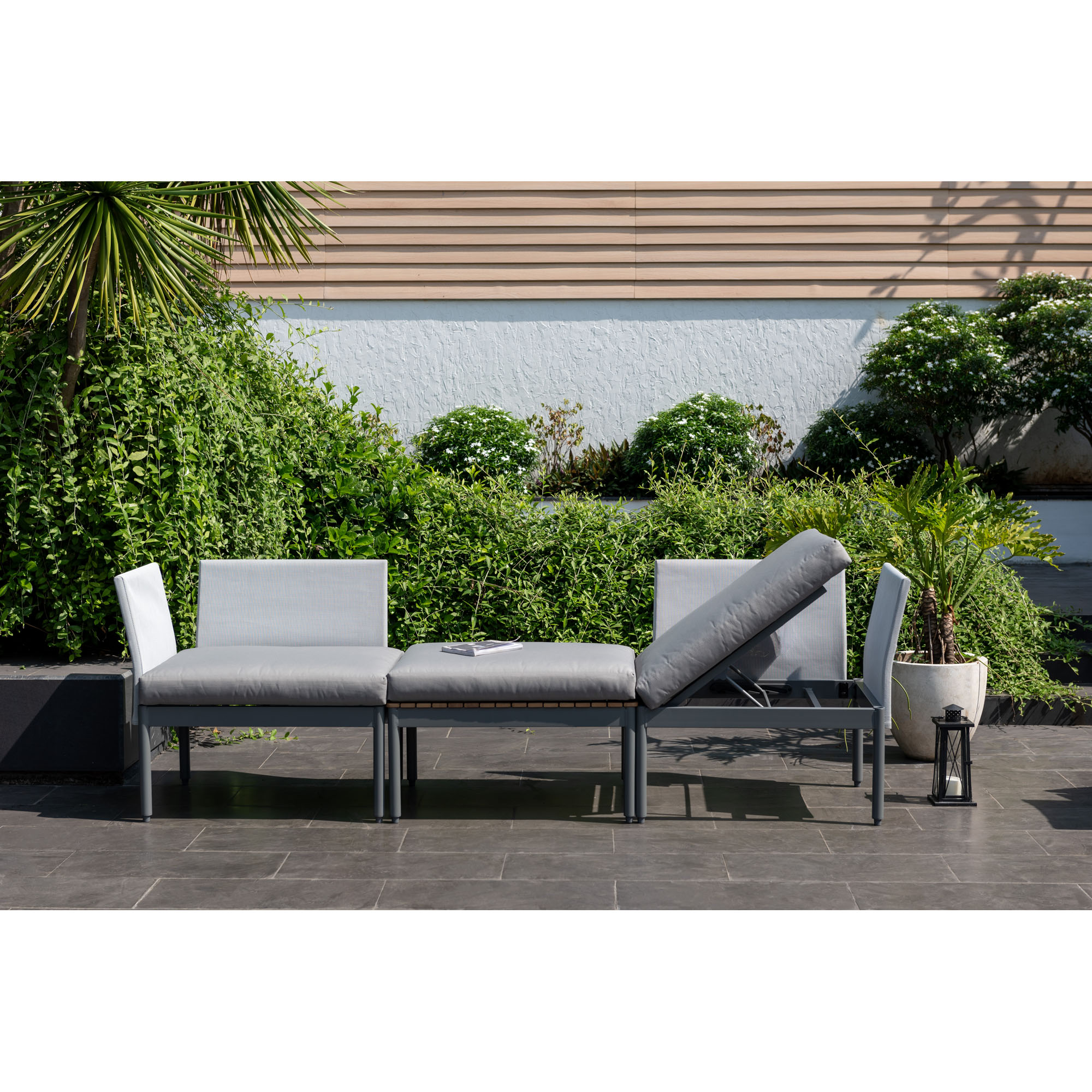 Verstellbares Loungemodul mit Aluminiumgestell und grauen Polstern, kombinierbar mit weiteren Sitzelementen der Serie.