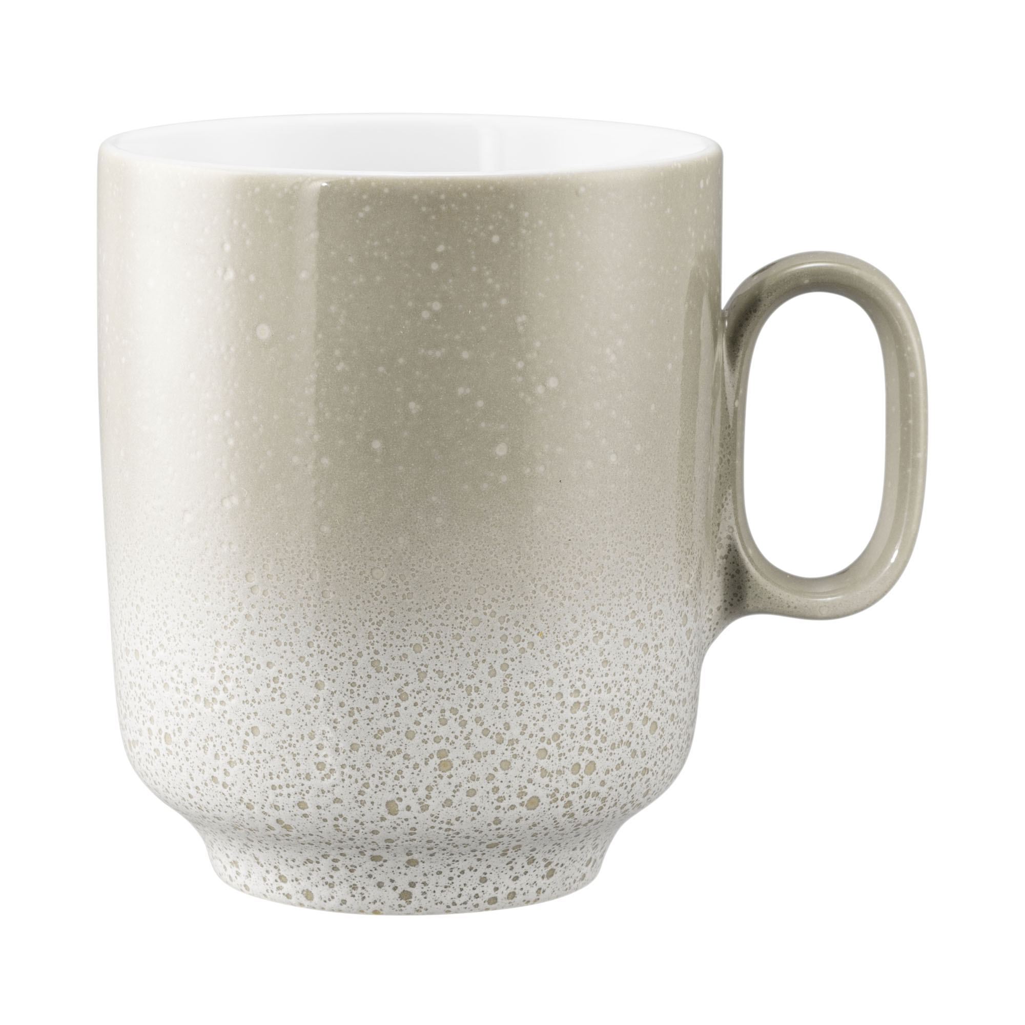Becher in Grau-Beige. Sichtbare Merkmale: hohe zylindrische Form mit feiner Sprenkelung und Henkel. Darstellung: Seitenansicht.