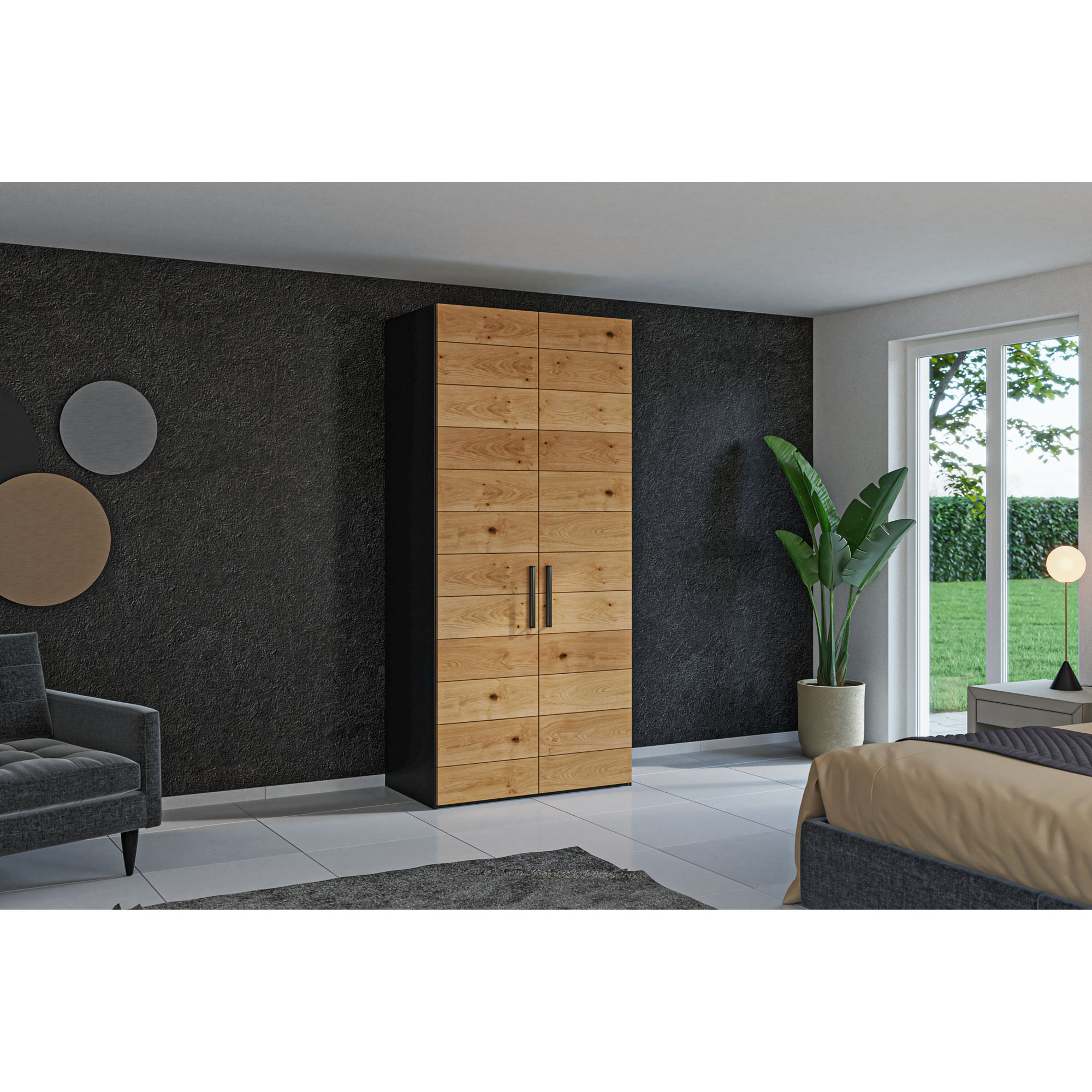 Schmaler Drehtürenschrank in einem eingerichteten Schlafzimmer an einer Wand stehend