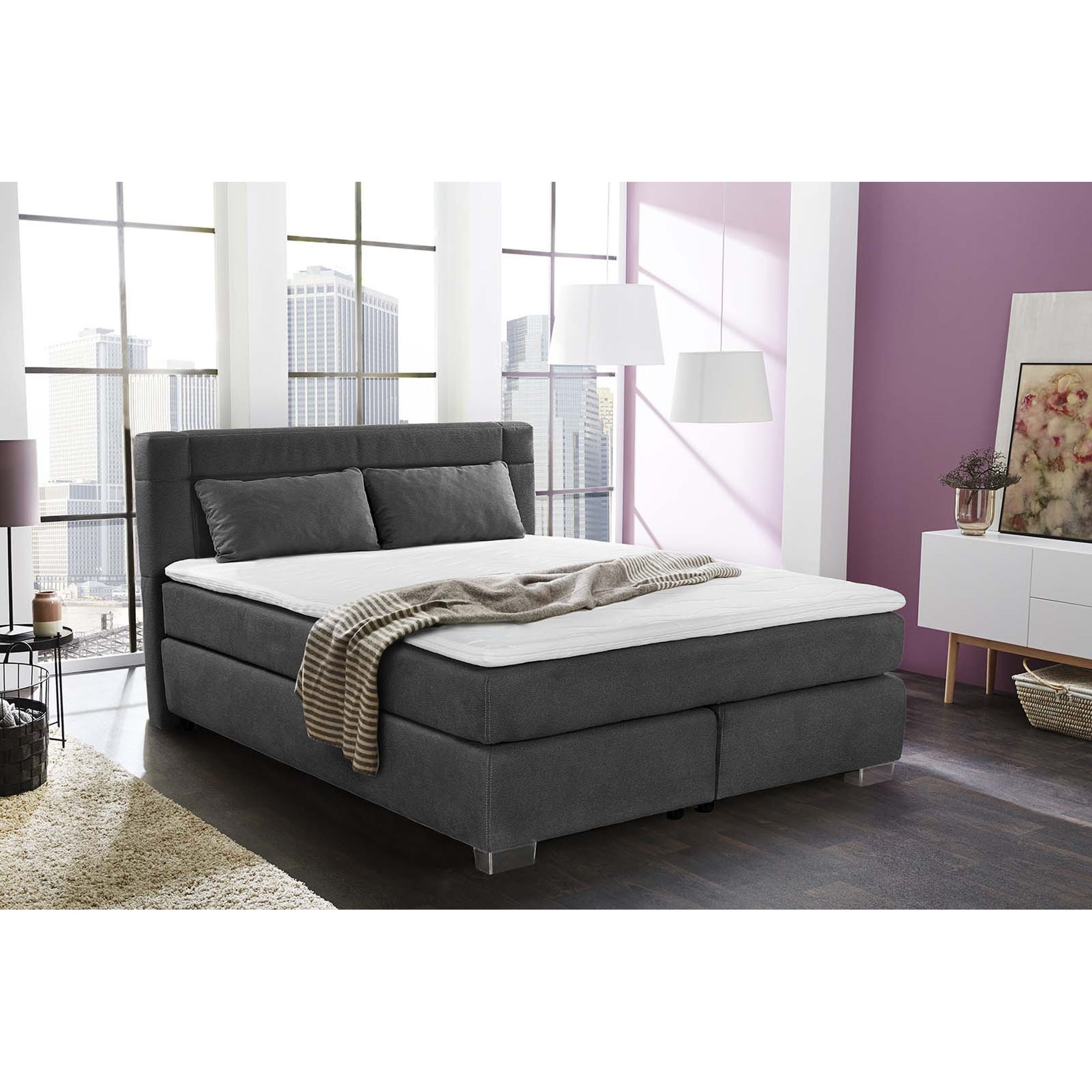 Boxspringbett mit Liegefläche 160×200 cm in Dunkelgrau, dargestellt in einem Milieubild in einem Schlafzimmer