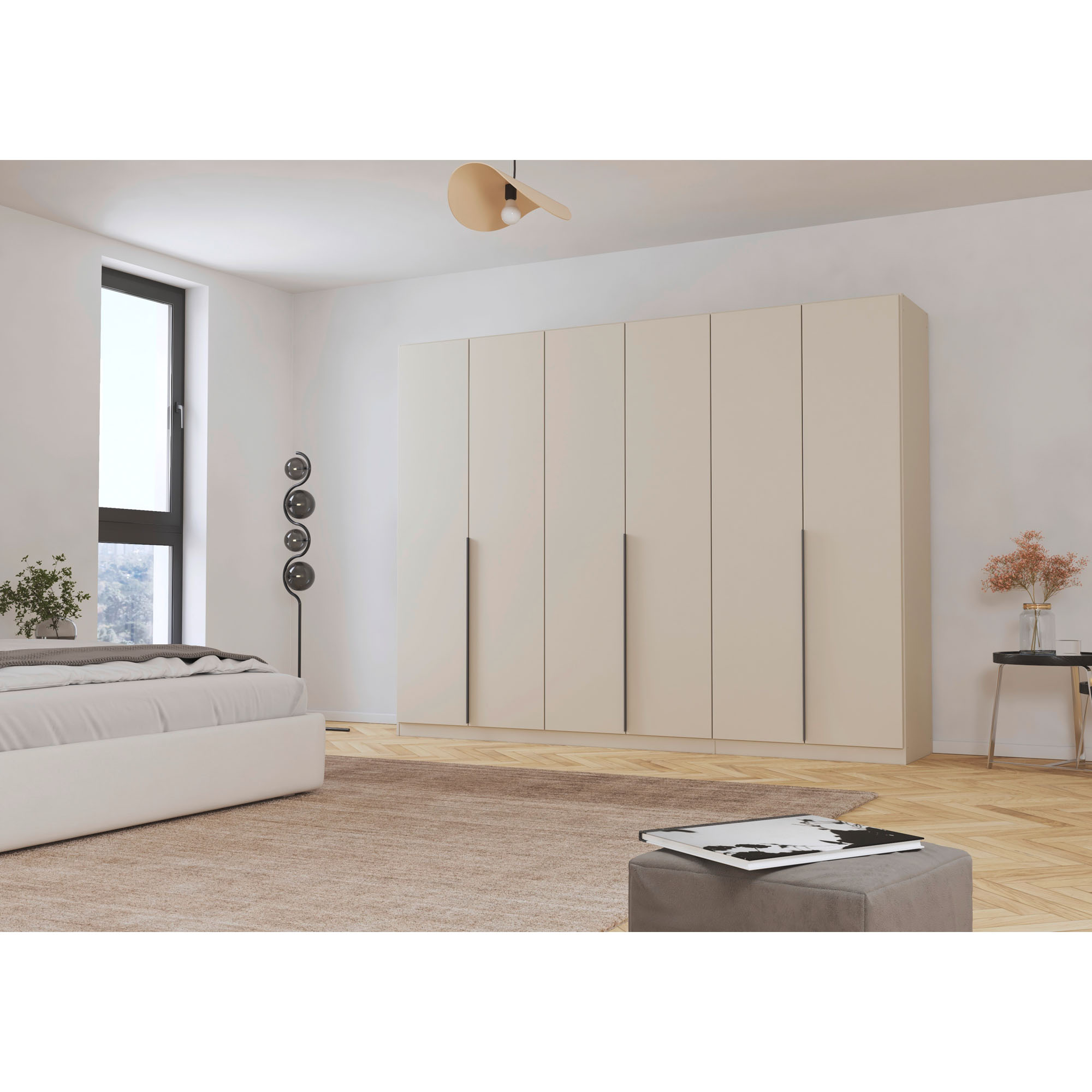 Moderner champagnerfarbener Kleiderschrank mit sechs Türen in einem hellen Schlafzimmer mit Holzfußboden und Pflanzen