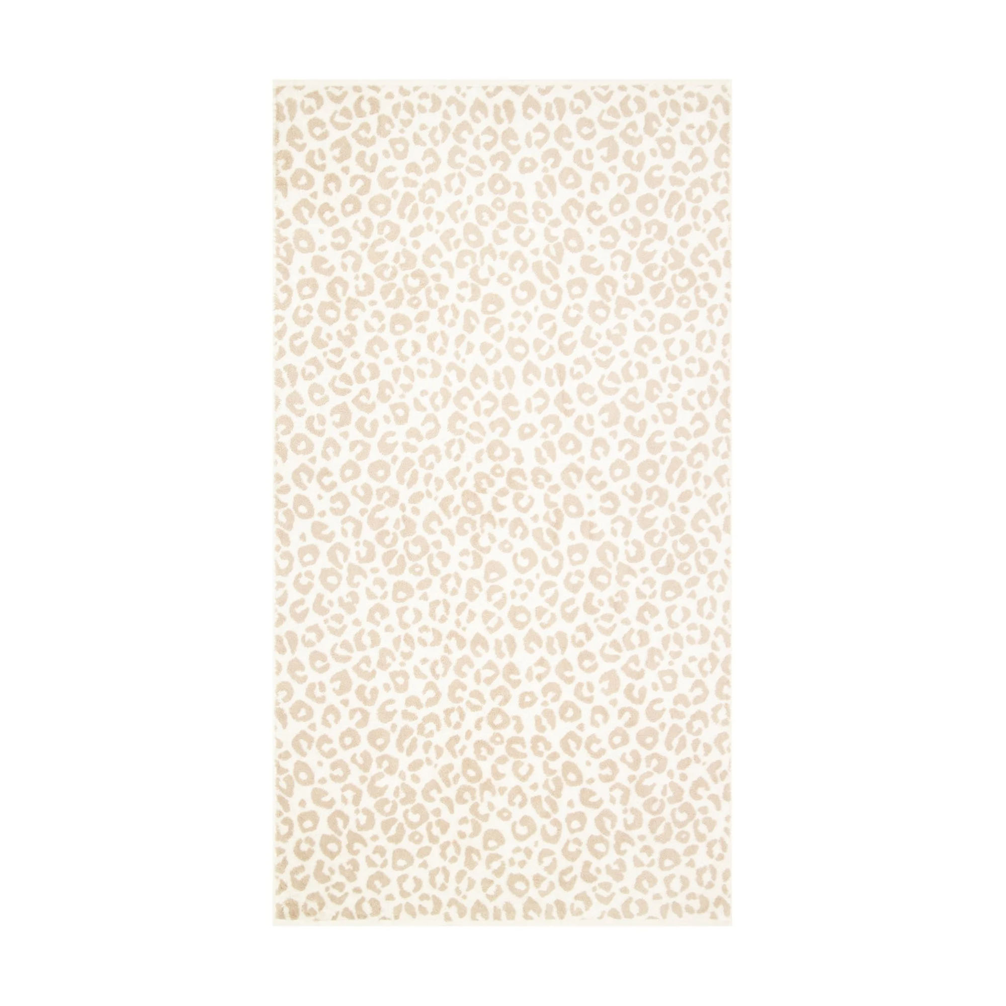 Duschtuch in der Farbe Natur mit beigefarbenem Leopardenmuster auf hellem Grund, flach und vollständig auf weißem Hintergrund gezeigt.