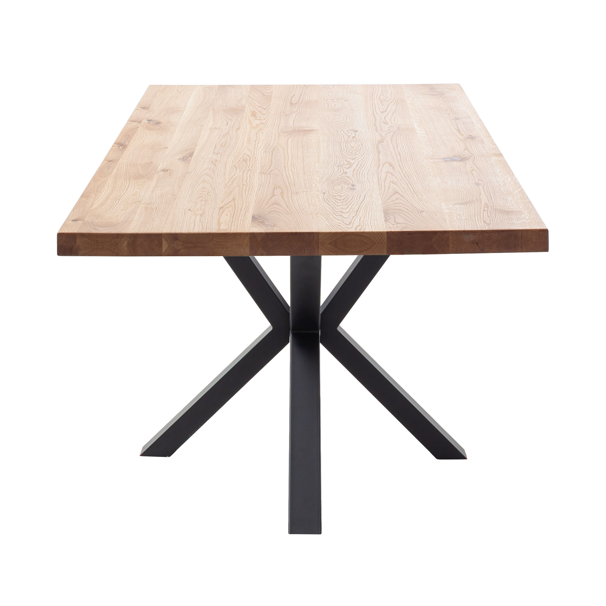 Holz-Esstisch mit schwarzem Metallgestell, von der kurzen Seite aufgenommen vor weißem Hintergrund.