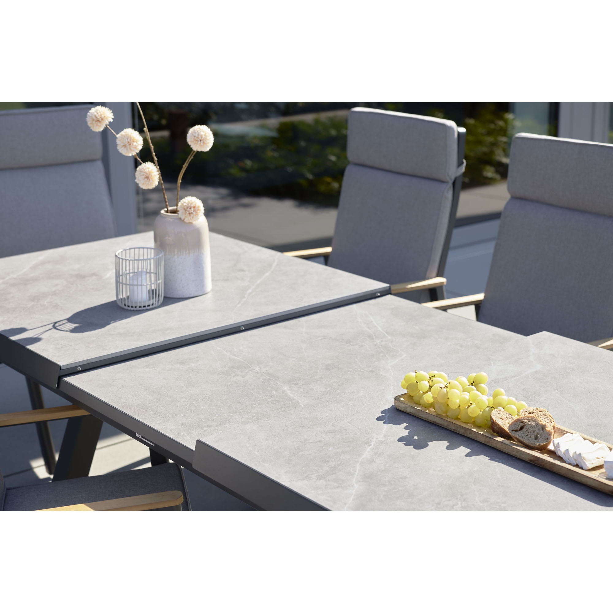 Gartentisch mit ausgezogener Tischplatte im Außenbereich