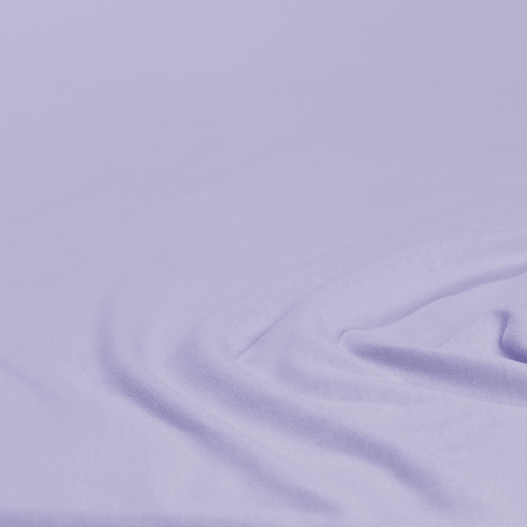 Nahaufnahme des Stoffes in Lavendel mit leichten Falten; Farbe und Oberflächenstruktur des Produkts sind erkennbar; Größe 100 x 200 x 30 cm.