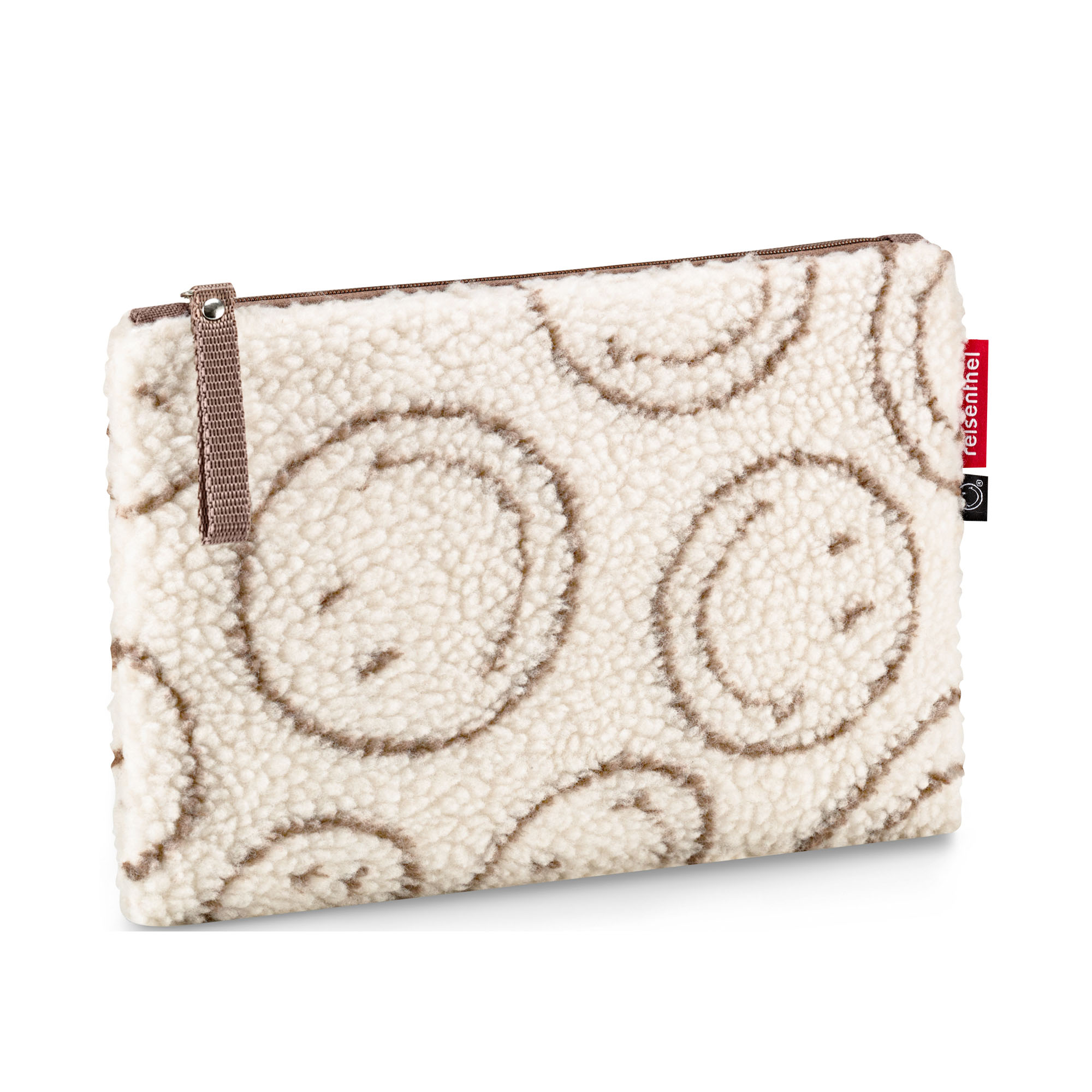 Reißverschlusstasche von Reisenthel, Modell Case 1, in Creme und Braun mit Smiley-Muster aus Teddyfleece, schräg von vorn mit Reißverschluss