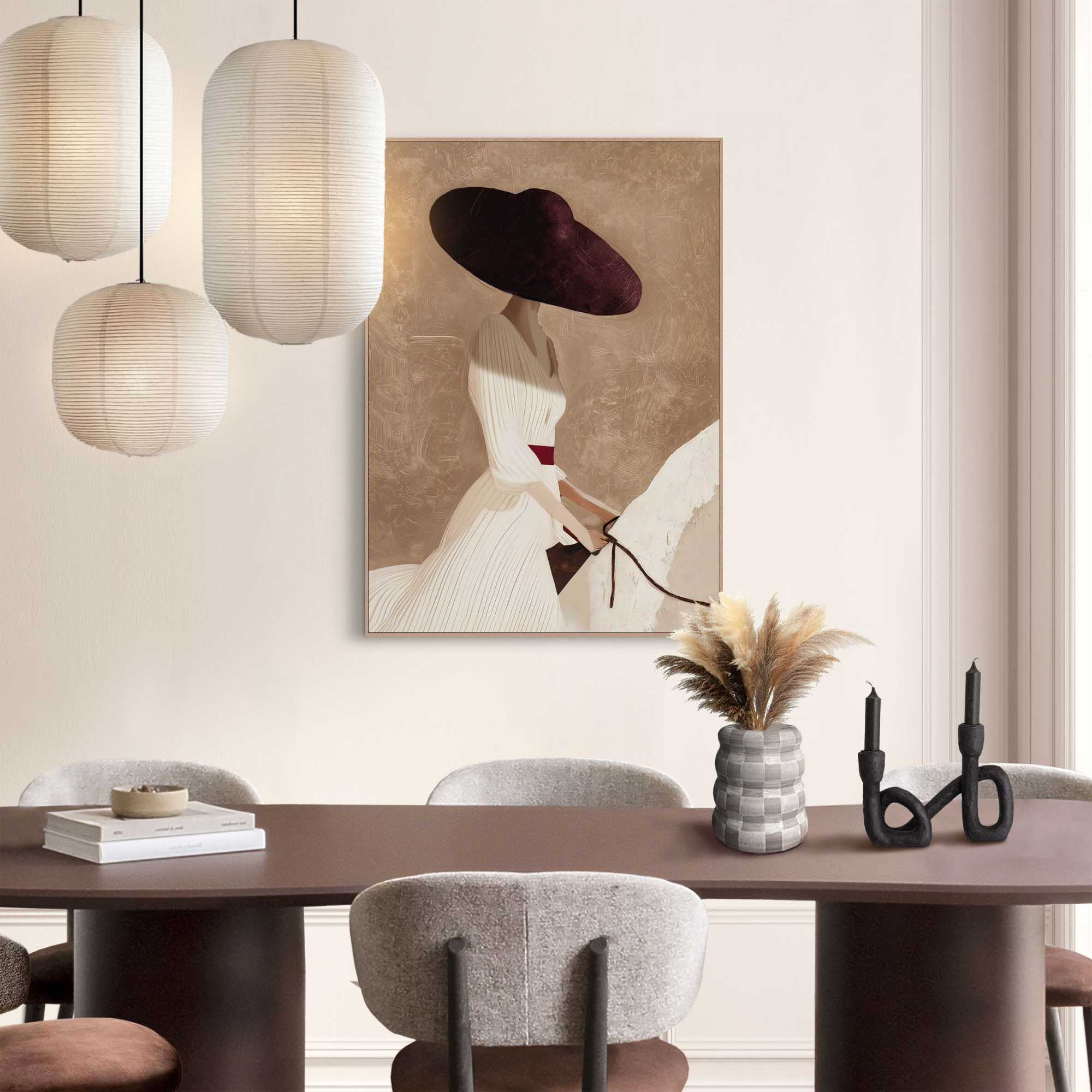 Das Wandbild „Elegant Rider“ in Beige, 50 × 70 cm, hängt in einem eingerichteten Wohnraum und zeigt die Größenwirkung an der Wand.