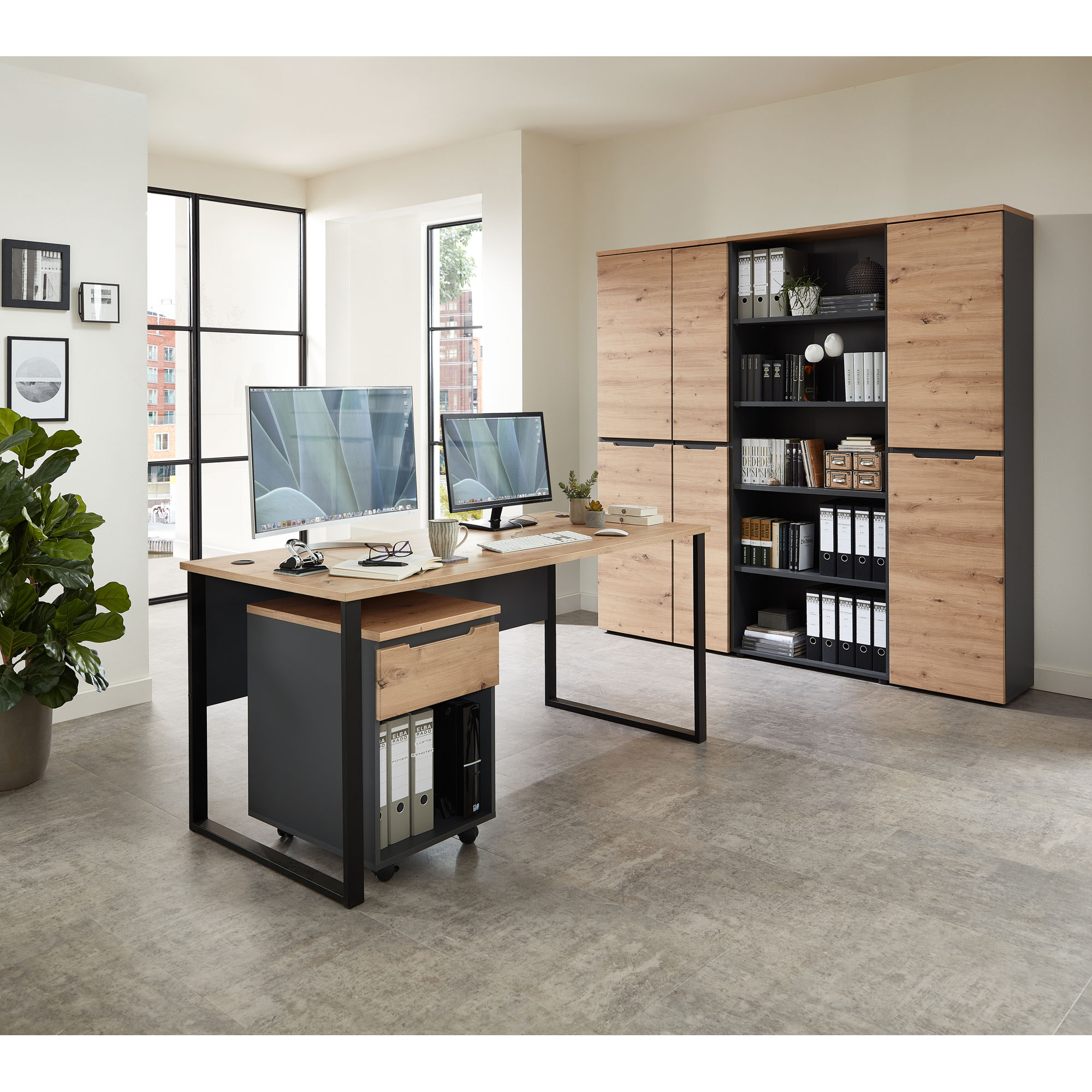 Büroraumszene mit einem dunklen Regal, Schreibtisch und mehreren Schränken in Holzoptik
