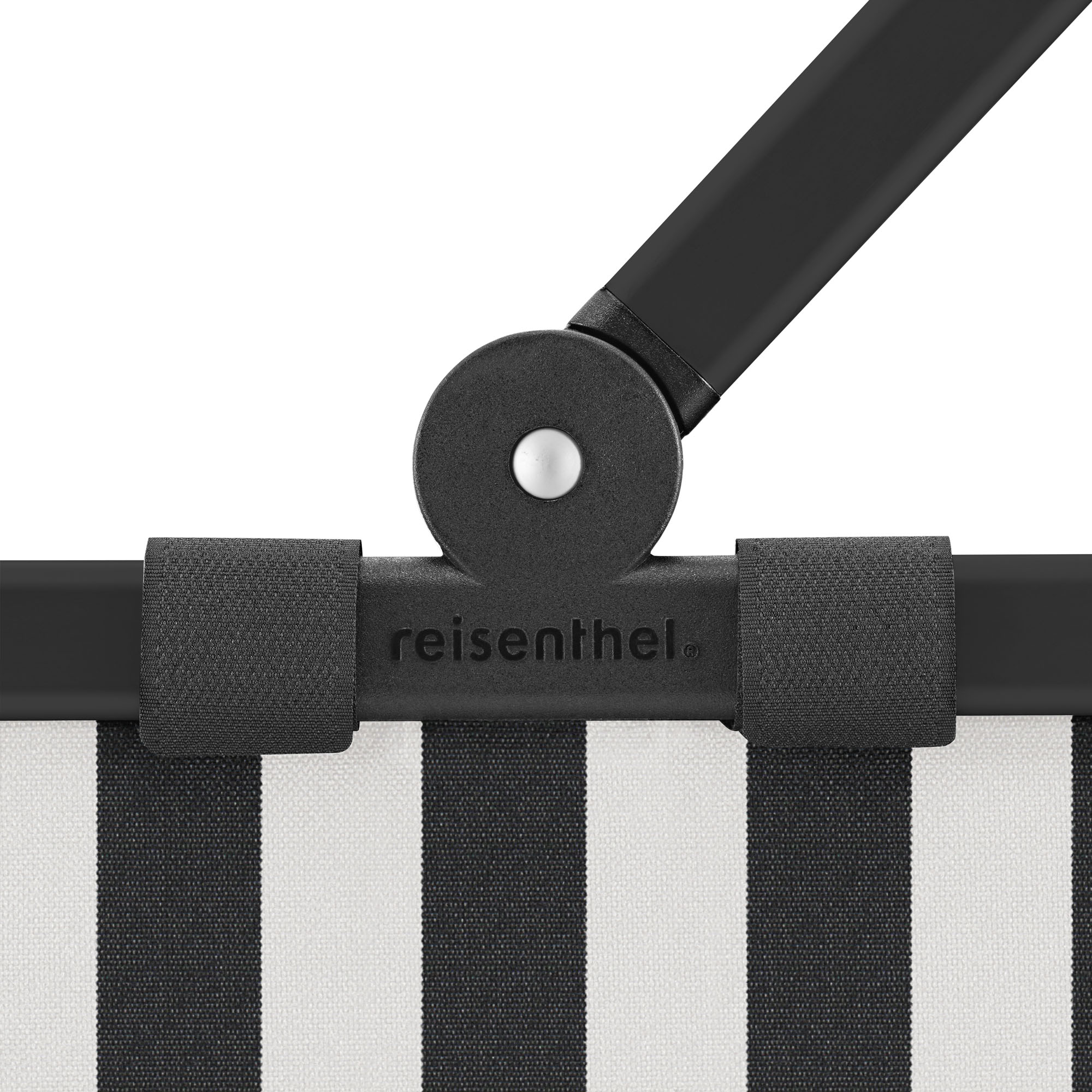 Detailansicht des schwarzen Tragegriffs und Rahmens am Carrybag Summerstripes Black mit gestreiftem Stoff