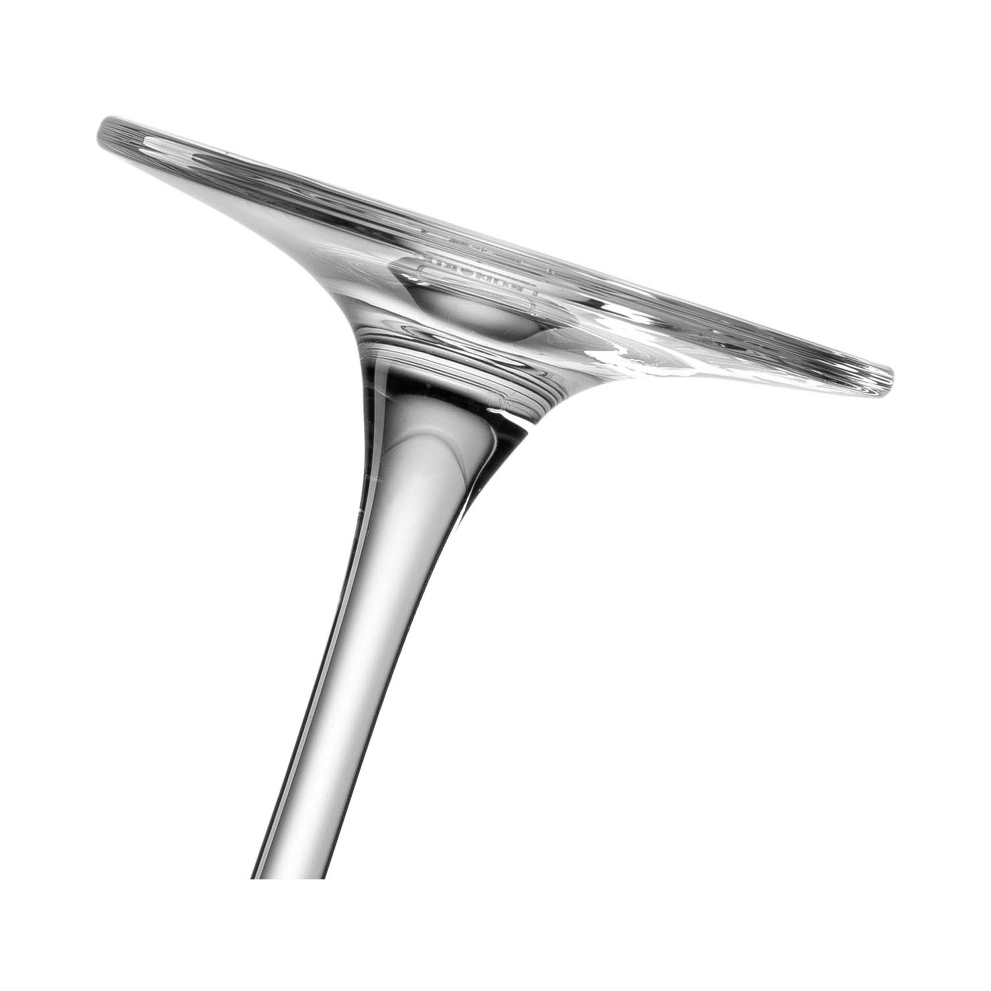 Detailaufnahme des Glasfußes eines Weißweinglases in schräger Ansicht