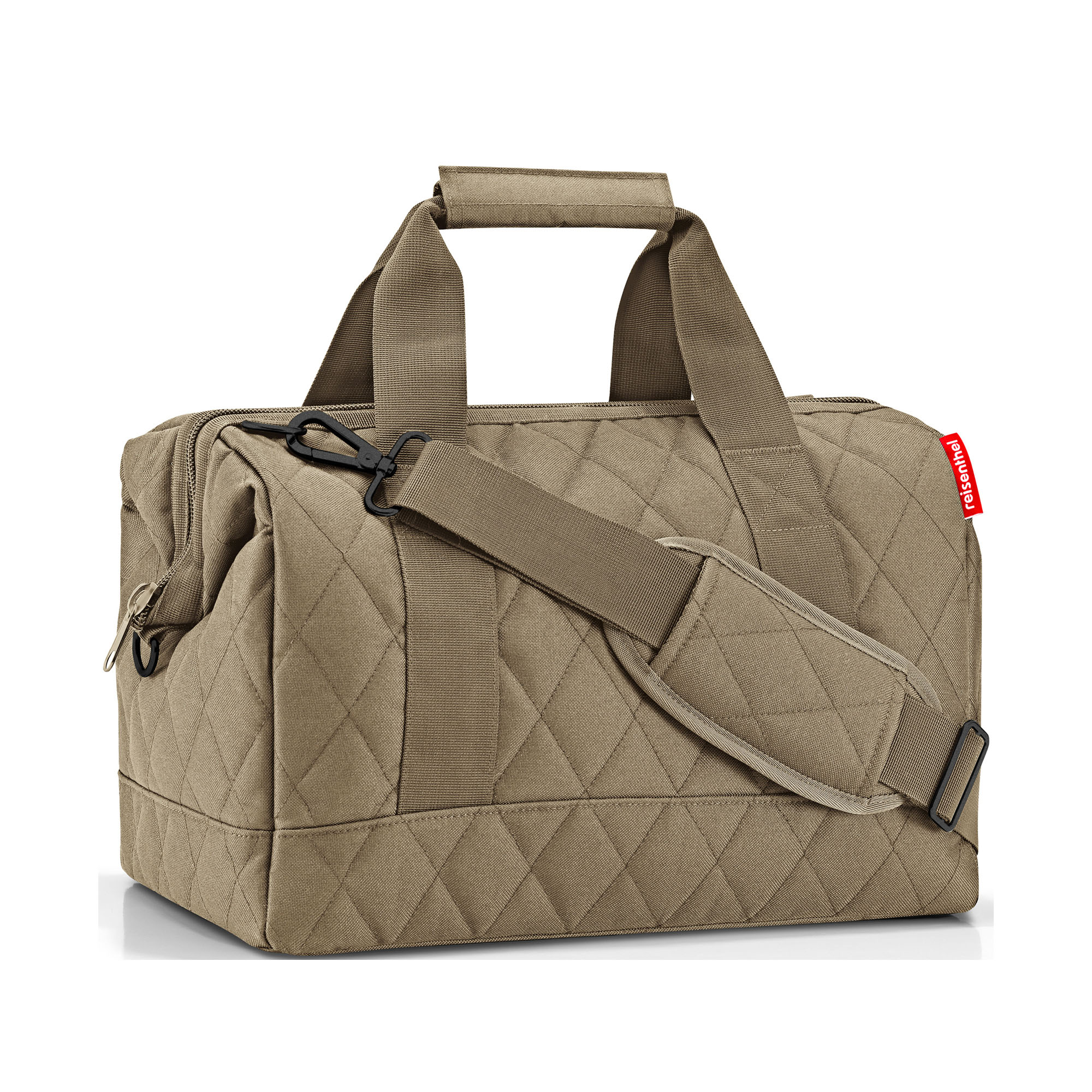 Reisetasche von Reisenthel, Modell Allrounder M, in Olivbeige mit rautenförmiger Steppung, schräg von vorn mit Tragegriffen und Schultergurt.
