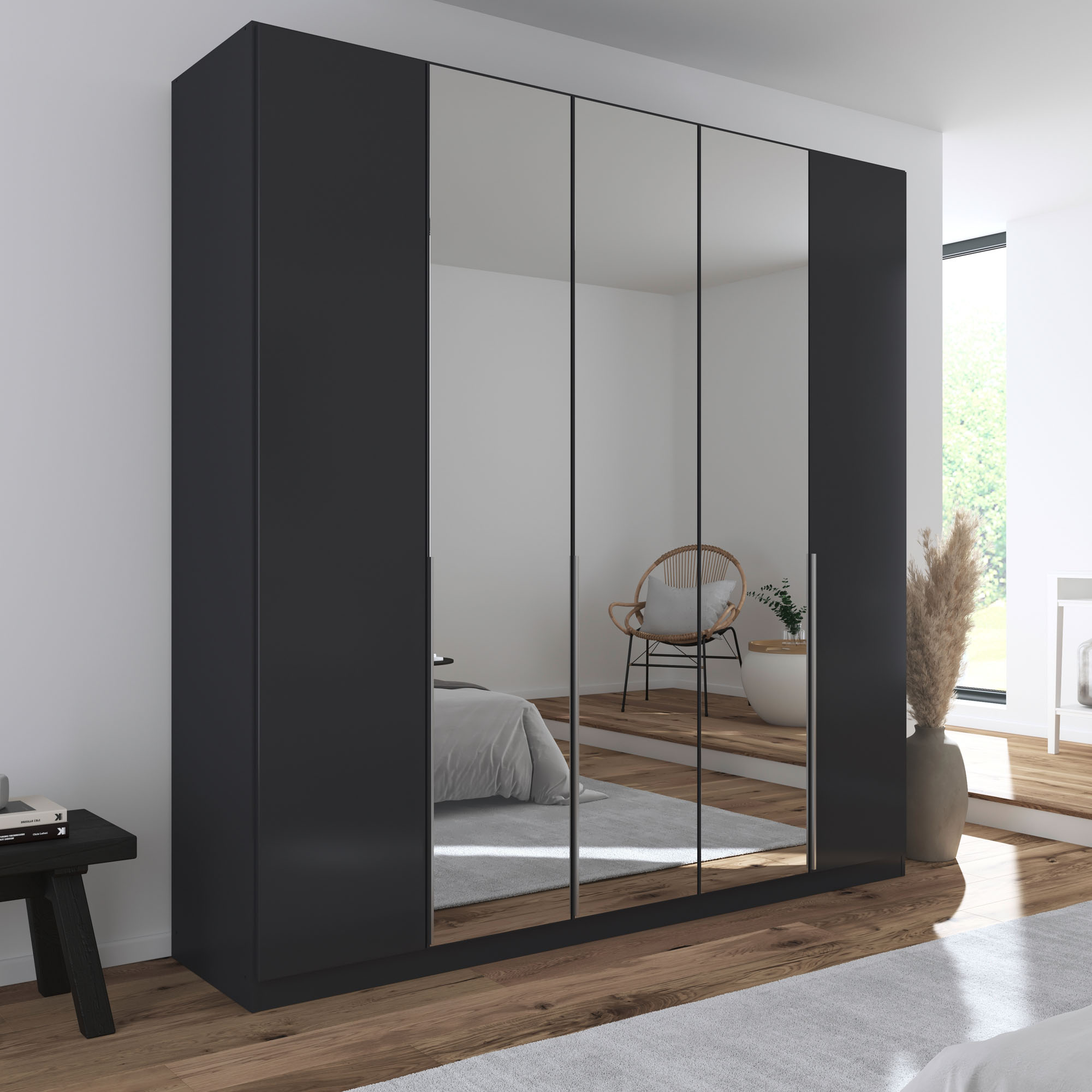 Grau-Metallicer Kleiderschrank mit Spiegeltüren in einem hellen modernen Schlafzimmer mit Holzfußboden