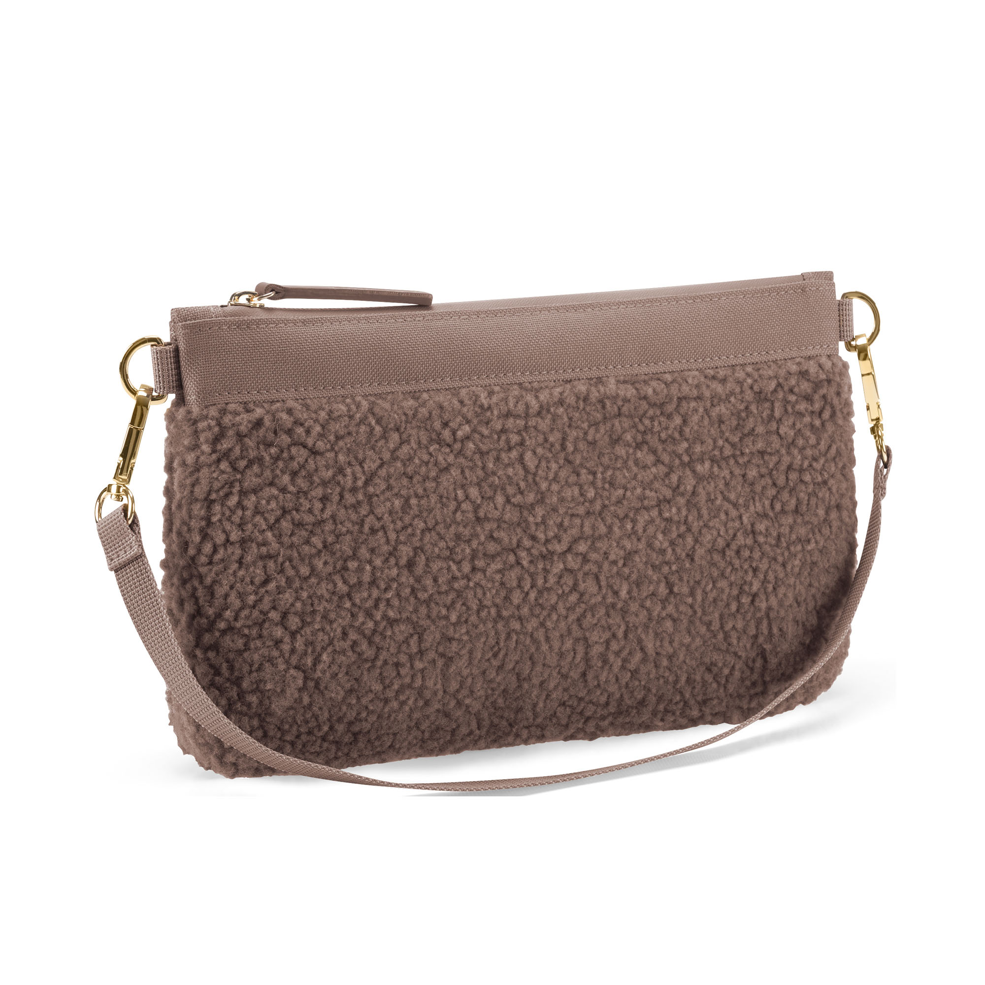 Kleine Umhängetasche von Reisenthel, Modell Mini Pouch, in Schokoladenbraun aus Teddyfleece, schräg von vorn mit Schultergurt und Reißverschluss