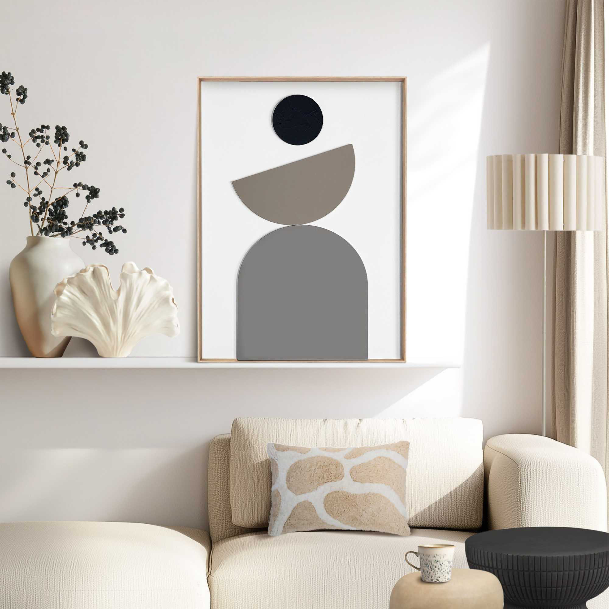 Das Wandbild „Abstract Balance“ in Beige, 50 × 70 cm, hängt in einem eingerichteten Wohnraum und zeigt die Größenwirkung an der Wand.