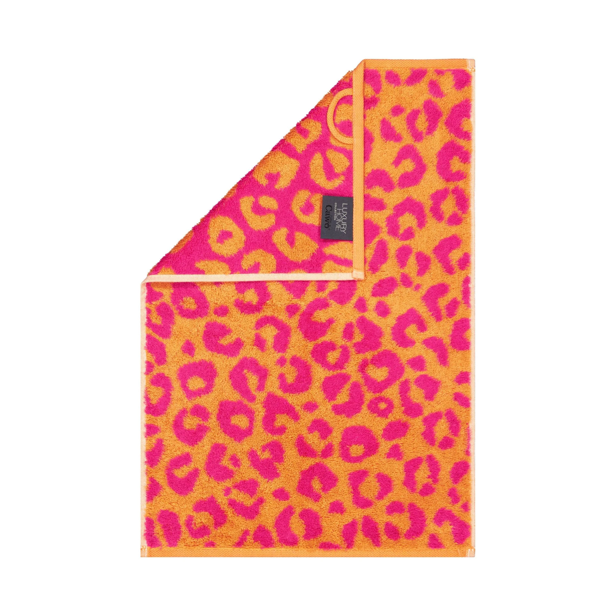 Gästetuch in der Farbe Pink mit Leopardenmuster in kräftigem Pink und Orange und umgeschlagener Ecke; Vorderseite, Rückseite und kleines Textiletikett sind sichtbar.