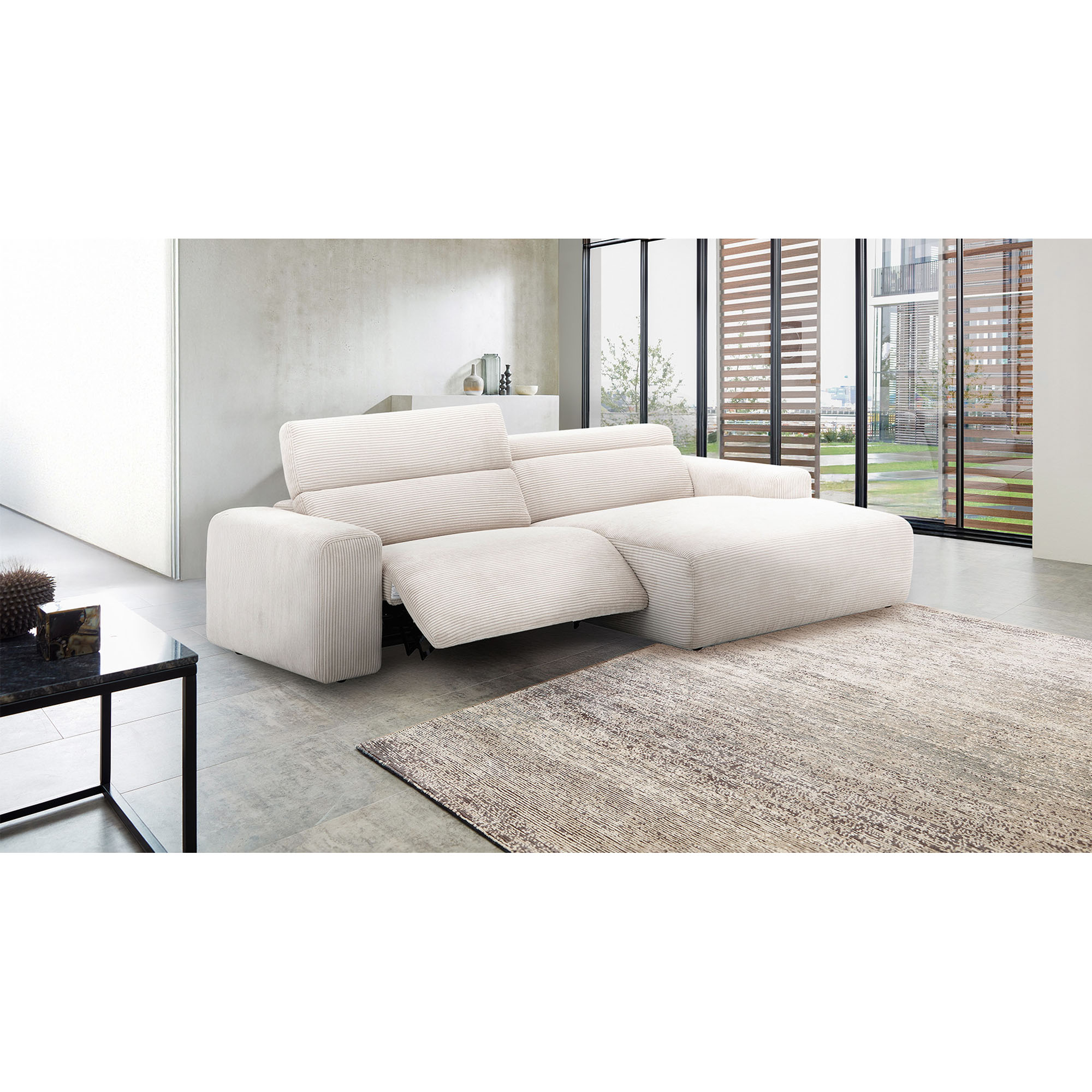Eckgarnitur Zoom 01 cream in modernem Wohnzimmer, 2-Sitzer mit XXL-Relaxfunktion links, Longchair mit Armlehne rechts, inklusive Kopfteilverstellung.