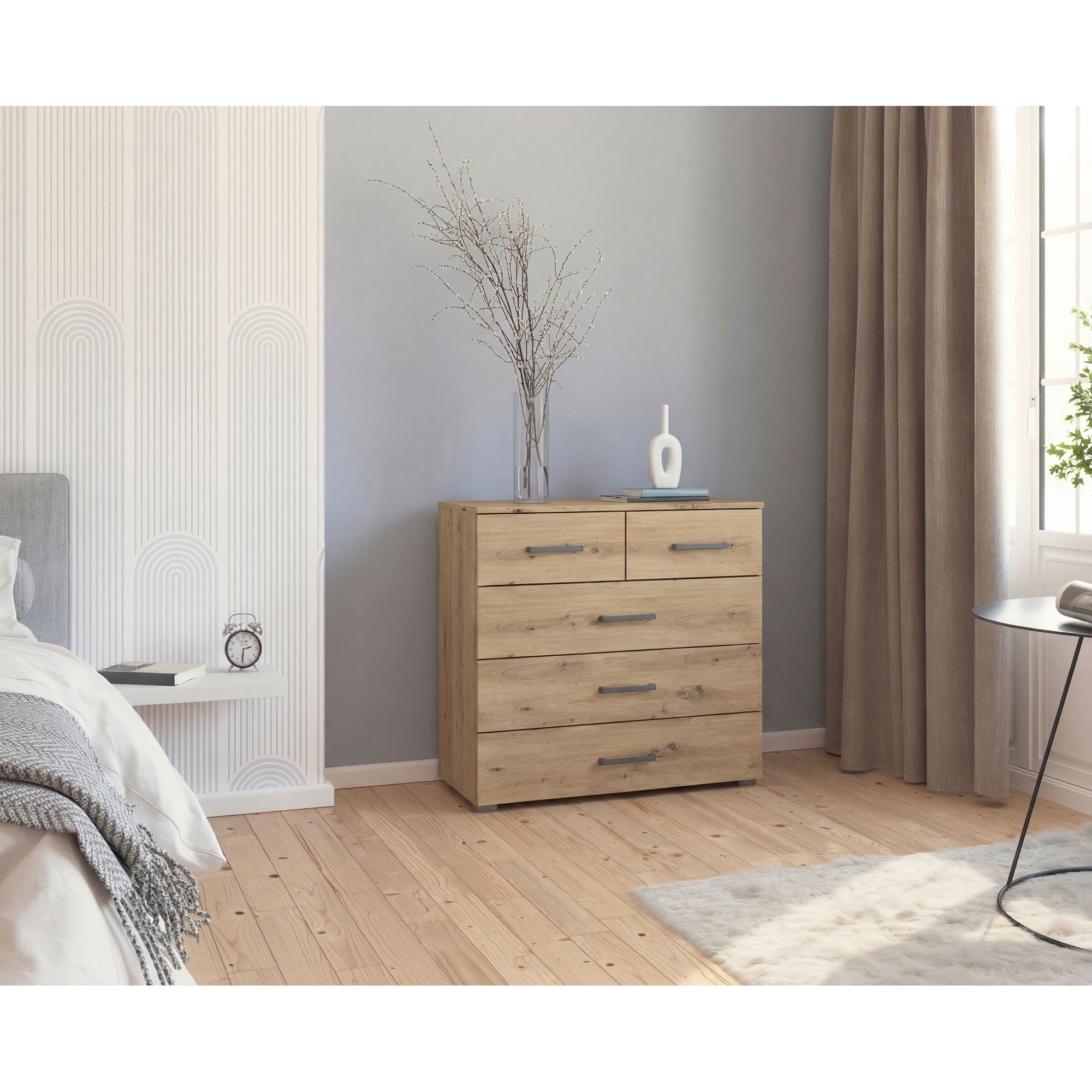Kommode in Holzoptik mit fünf Schubladen im Schlafzimmer dekoriert mit Vase Büchern und Vorhängen