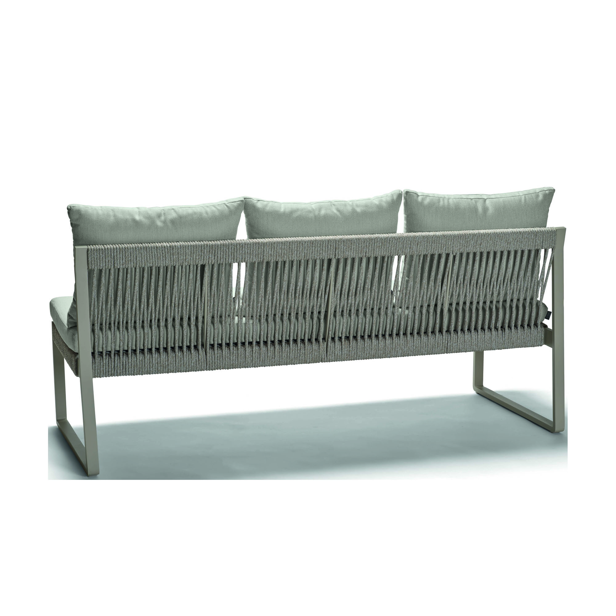 Gartenlounge Bank mit Sitzkissen und drei Rückenkissen, frontale Ansicht, Gestell mit umlaufender Kordelbespannung im Sitz- und Rückenbereich