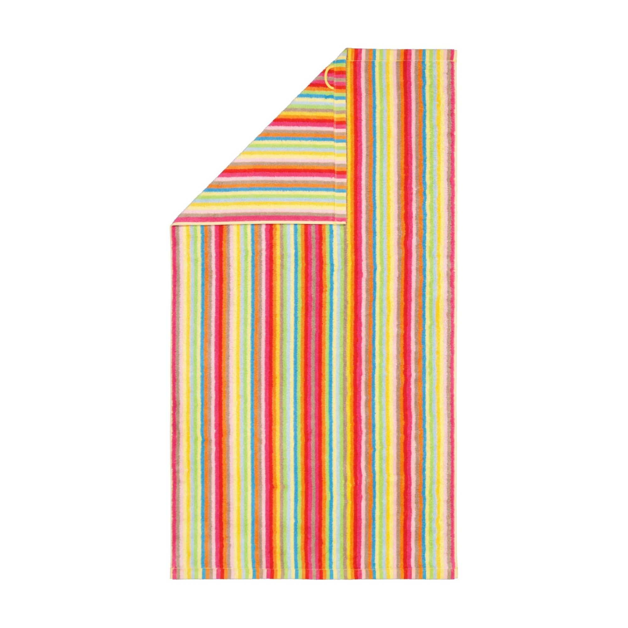 Duschtuch mit schmalen vertikalen Streifen in Rot, Gelb, Grün, Blau und hellen Tönen und umgeschlagener Ecke; Streifenverlauf auf Vorder- und Rückseite sowie das kleine Textiletikett sind sichtbar.