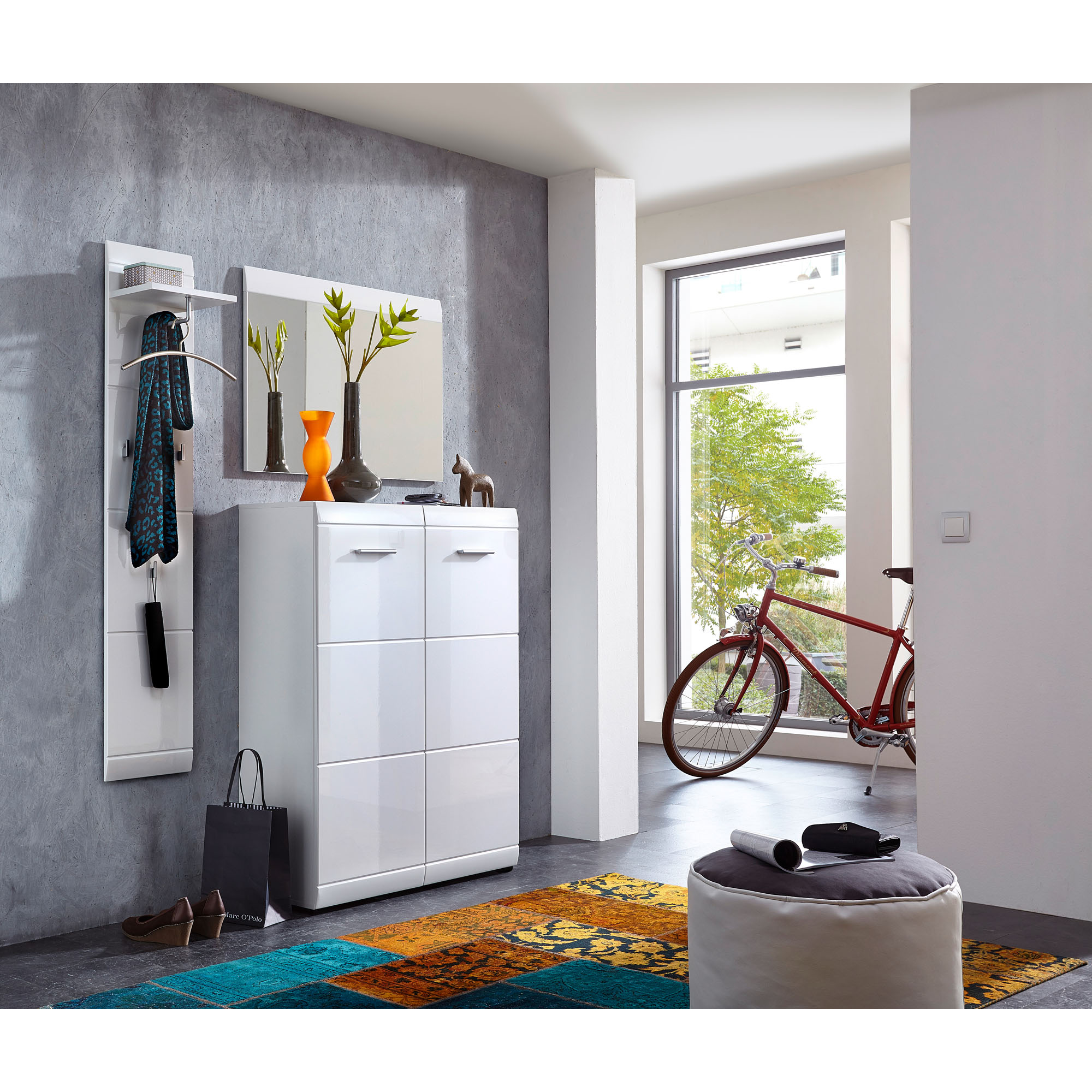Weißes Garderobenpaneel an der Wand in einem modern eingerichteten Flur