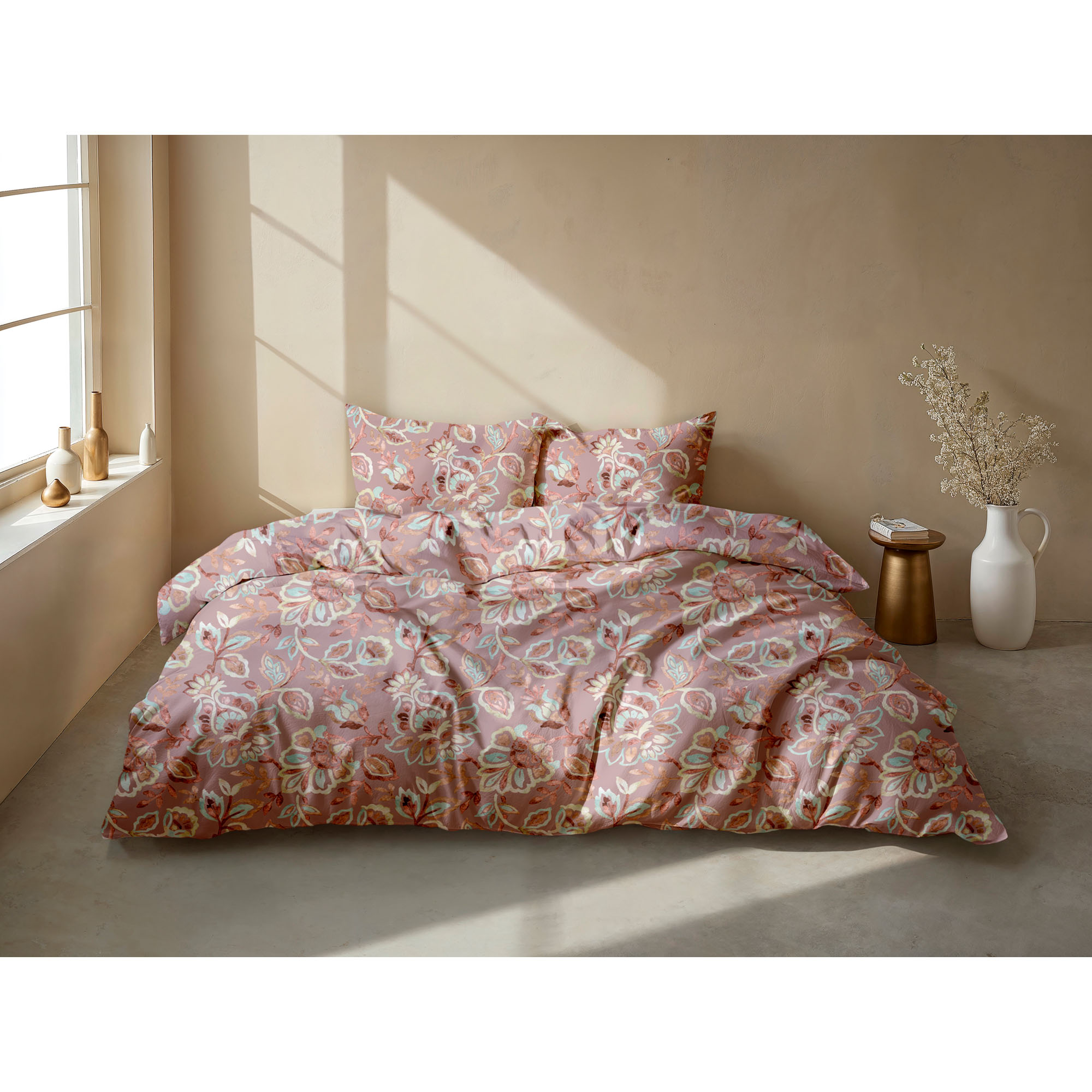 Bettwäsche Franca in Pink, 135 x 200 cm: bezogenes Bett in seitlicher Schlafzimmerszene mit ornamentalem Blumenmuster in Rosa-, Rot-, Beige- und Türkistönen.