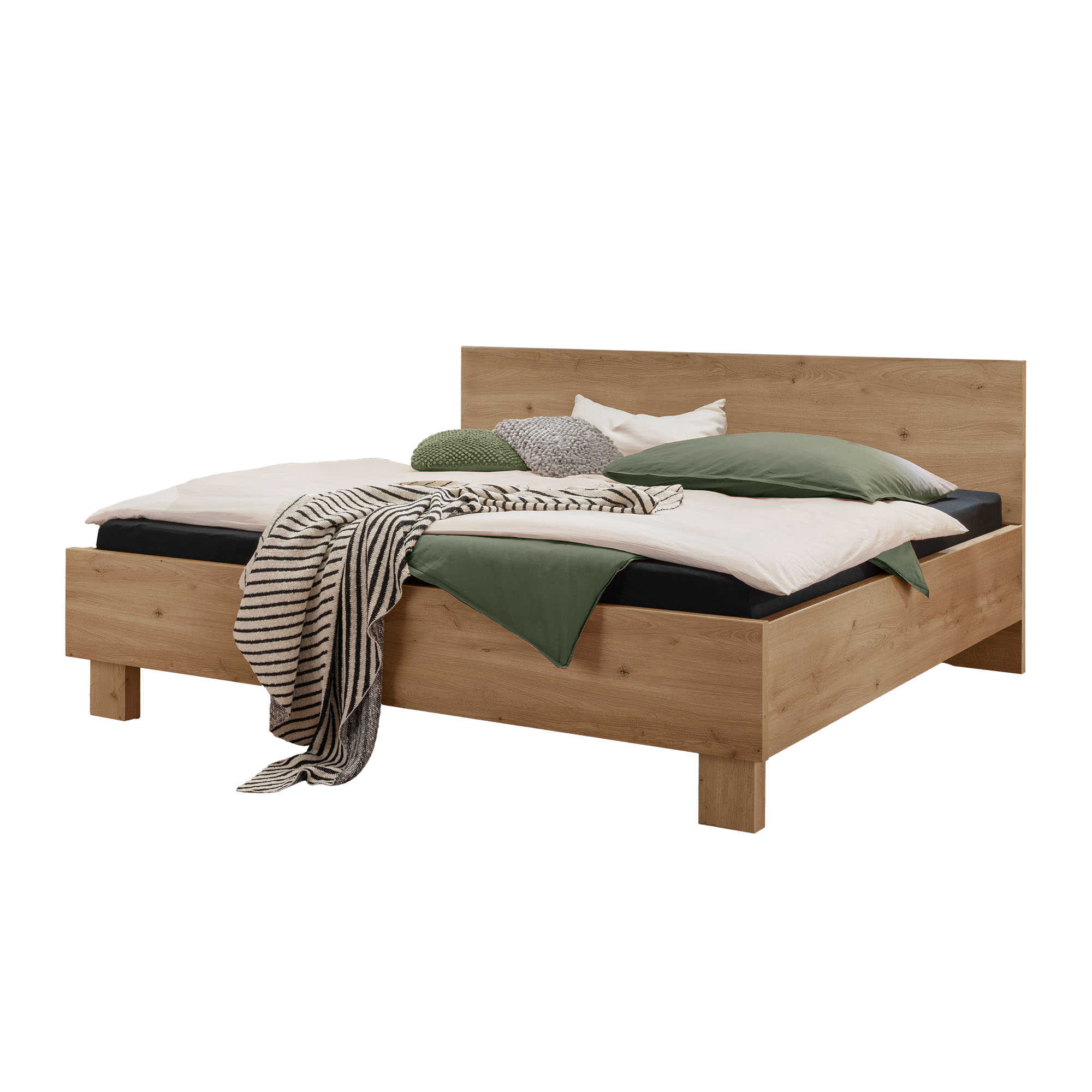 Modernes Doppelbett in Holzoptik mit hohem Kopfteil und aufliegender Matratze, dekoriert mit Kissen und Decke